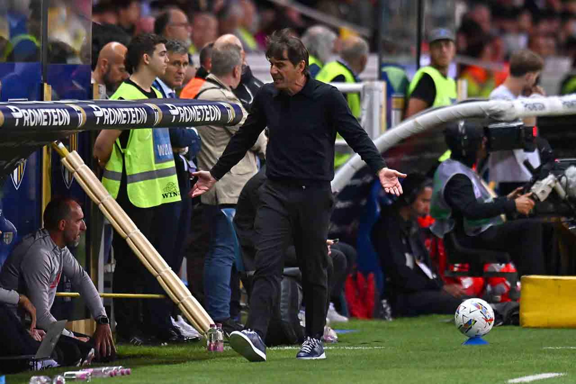 PARMA, ITALY - MAY 18:  Antonio Conte head coach of Napoli during the Serie A match between Parma and Napoli at Stadio Ennio Tardini on May 18, 2025 in Parma, Italy. (Photo by Alessandro Sabattini/Getty Images)
