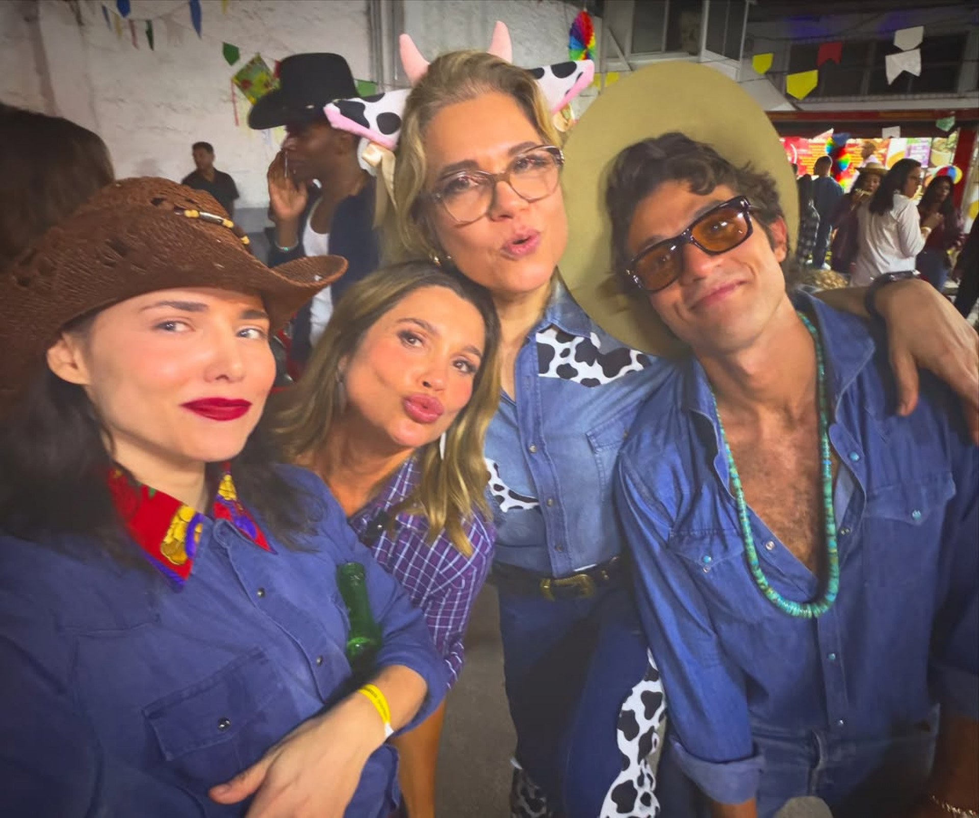 Leticia Colin se diverte em arraiá com atores da novela 'Quem Ama Cuida' - Reprodução / Instagram