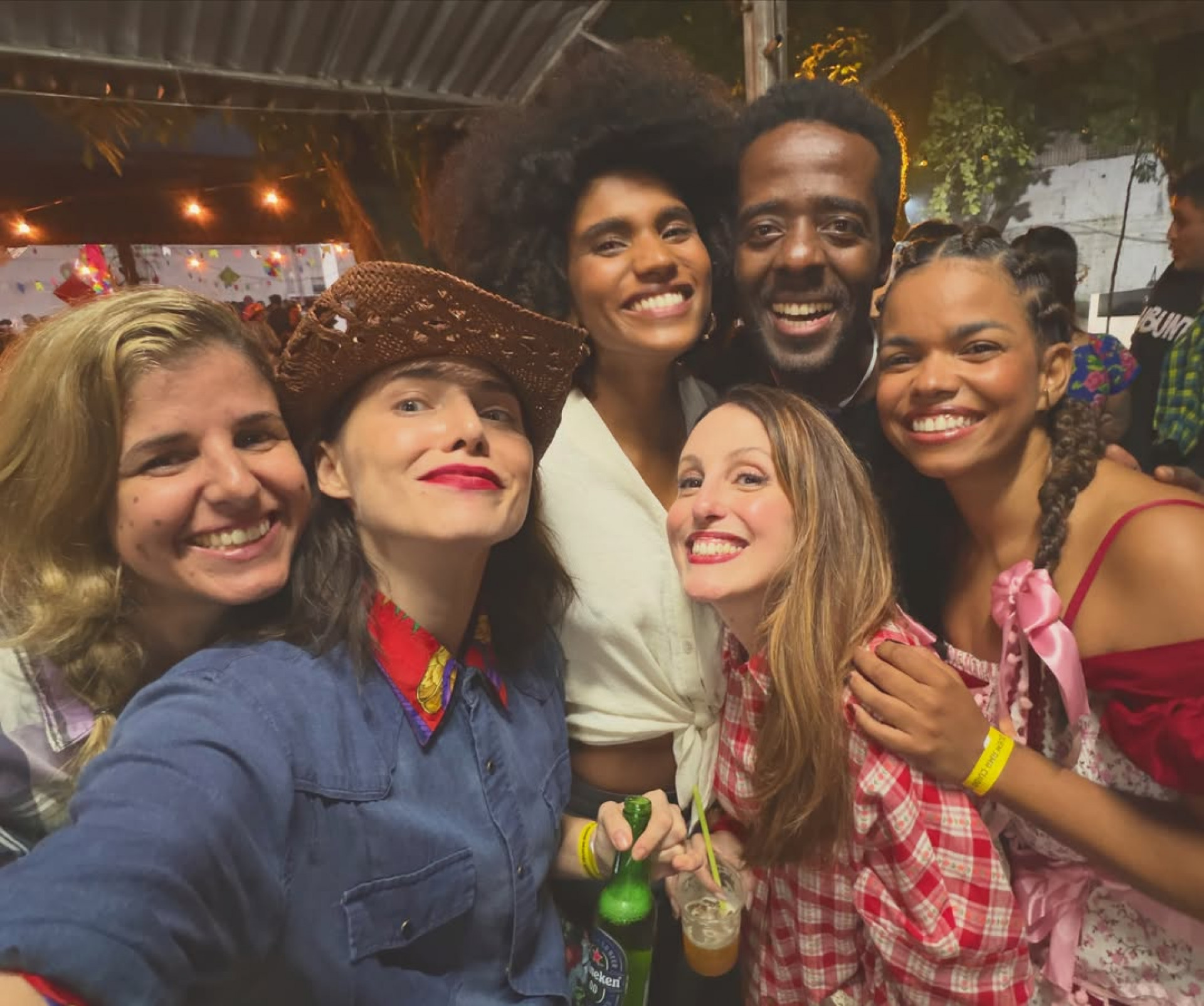 Leticia Colin se diverte em festa junina de 'Quem Ama Cuida' com Alan Rocha, Jeniffer Nascimento e mais atores - Reprodução / Instagram
