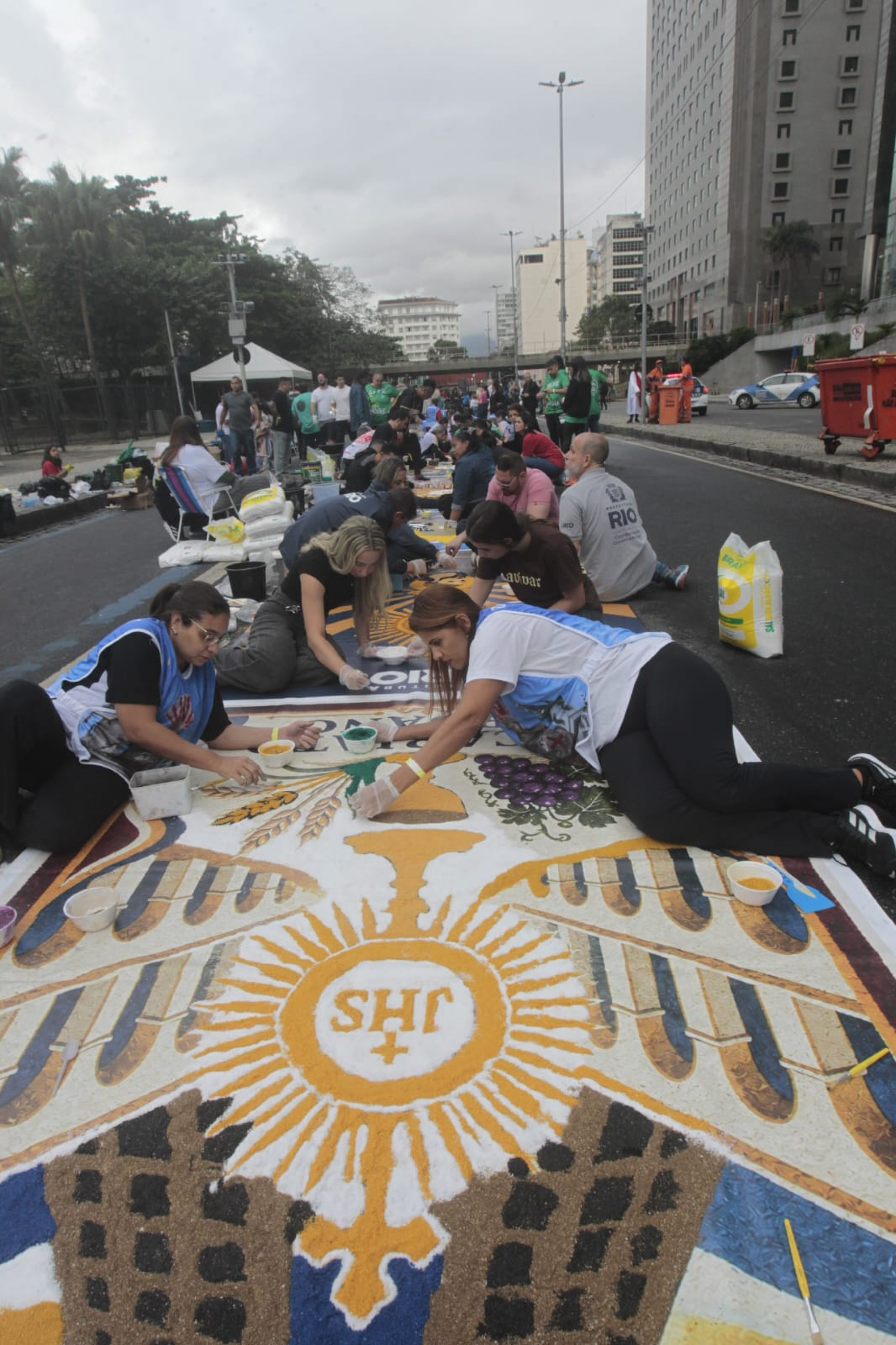 Tradição centenária reúne famílias, jovens e religiosos em uma das maiores manifestações públicas de fé da cidade - Reginaldo Pimenta/ Agência O Dia