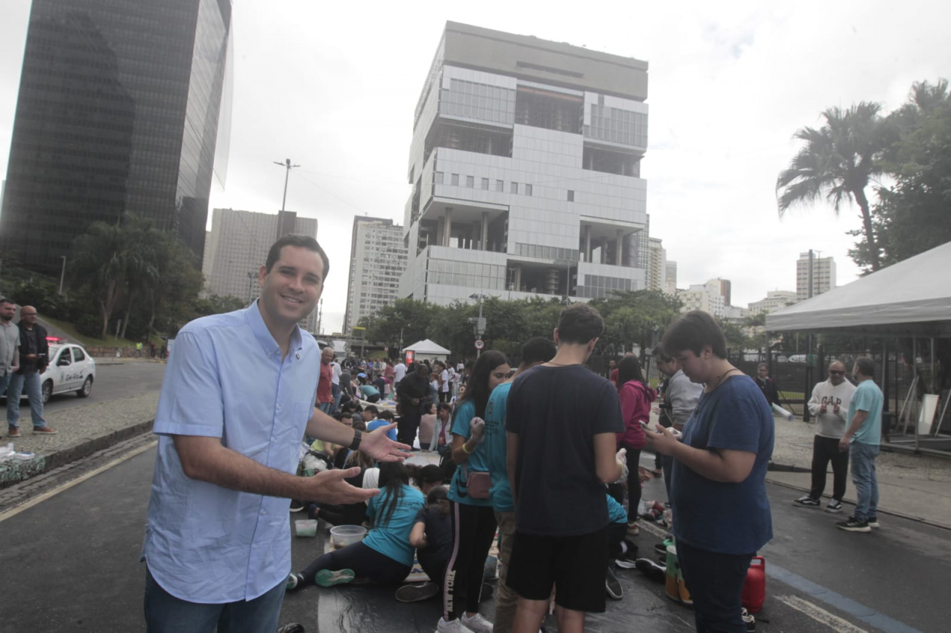 Prefeito Cavaliere participou da confec&ccedil;&atilde;o dos tapetes e destacou a import&acirc;ncia da uni&atilde;o  - Reginaldo Pimenta/ Ag&ecirc;ncia O Dia