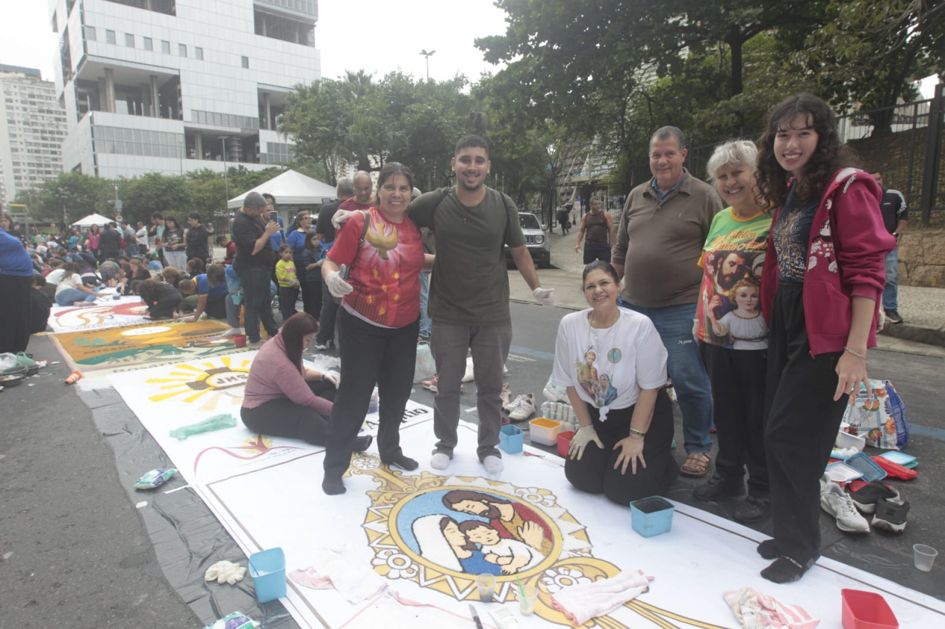 Voluntários trabalham nos detalhes finais dos tapetes que servirão de caminho para a procissão de Corpus Christi - Reginaldo Pimenta/ Agência O Dia
