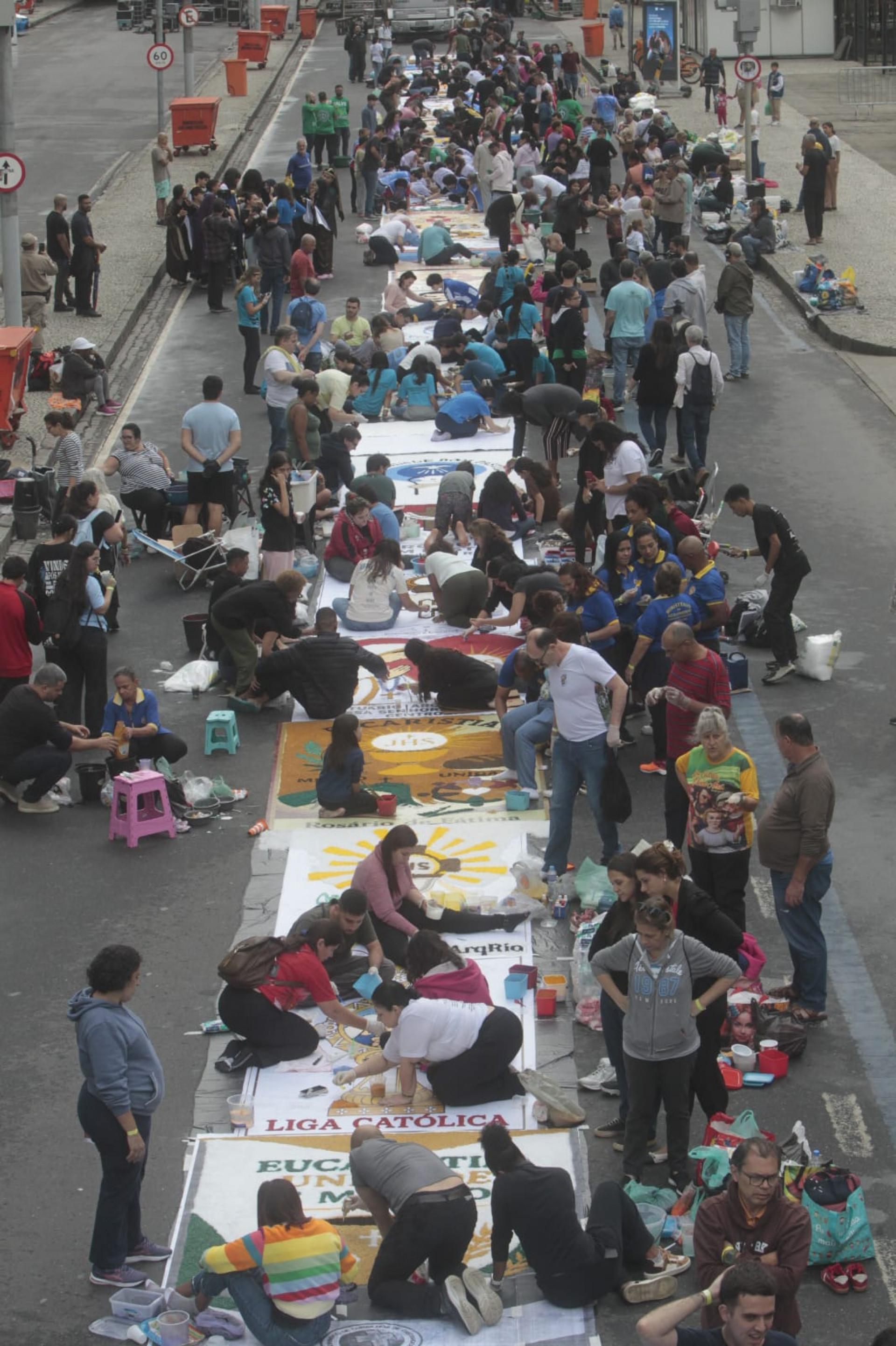 Desenhos coloridos e s&iacute;mbolos religiosos tomaram conta de cerca de 300 m da Avenida Rep&uacute;blica do Chile - Reginaldo Pimenta/ Ag&ecirc;ncia O Dia