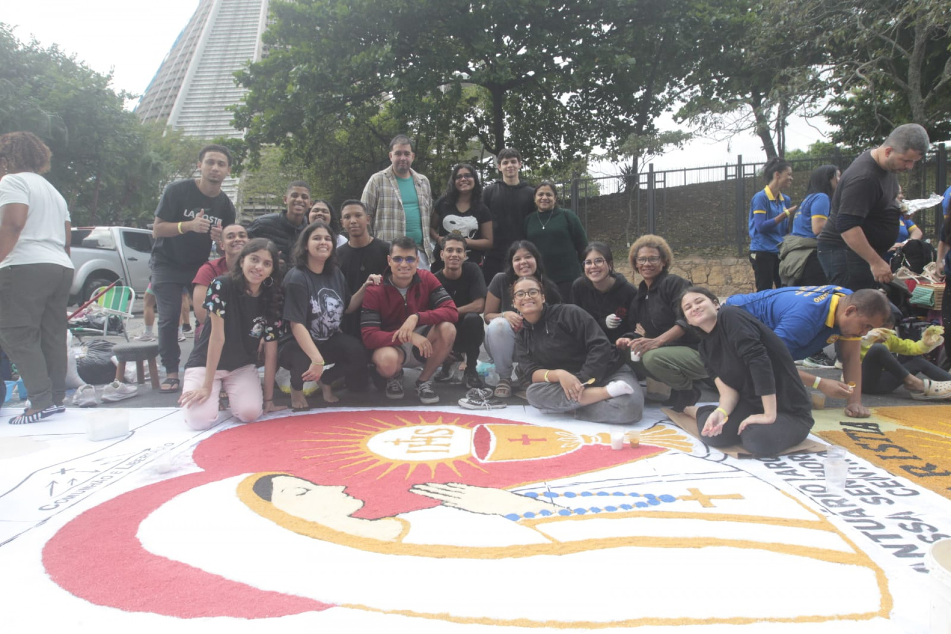 Fi&eacute;is iniciam a confec&ccedil;&atilde;o dos tradicionais tapetes de Corpus Christi na Avenida Rep&uacute;blica do Chile, no Centro - Reginaldo Pimenta/ Ag&ecirc;ncia O Dia