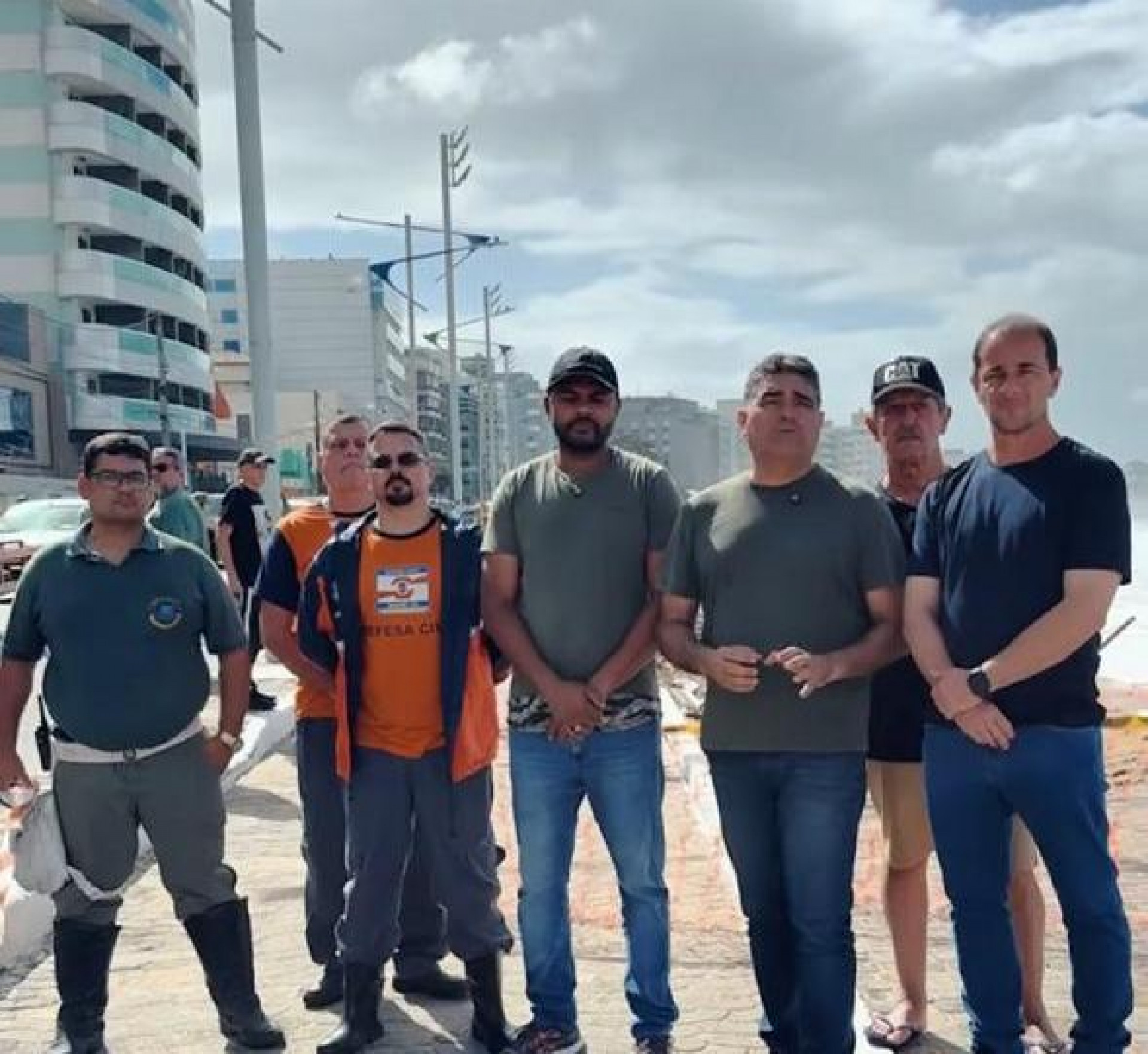 Equipes municipais estiveram na Praia Campista para avaliar os danos provocados pela ressaca e refor&ccedil;ar a seguran&ccedil;a no local - Foto: Reprodu&ccedil;&atilde;o