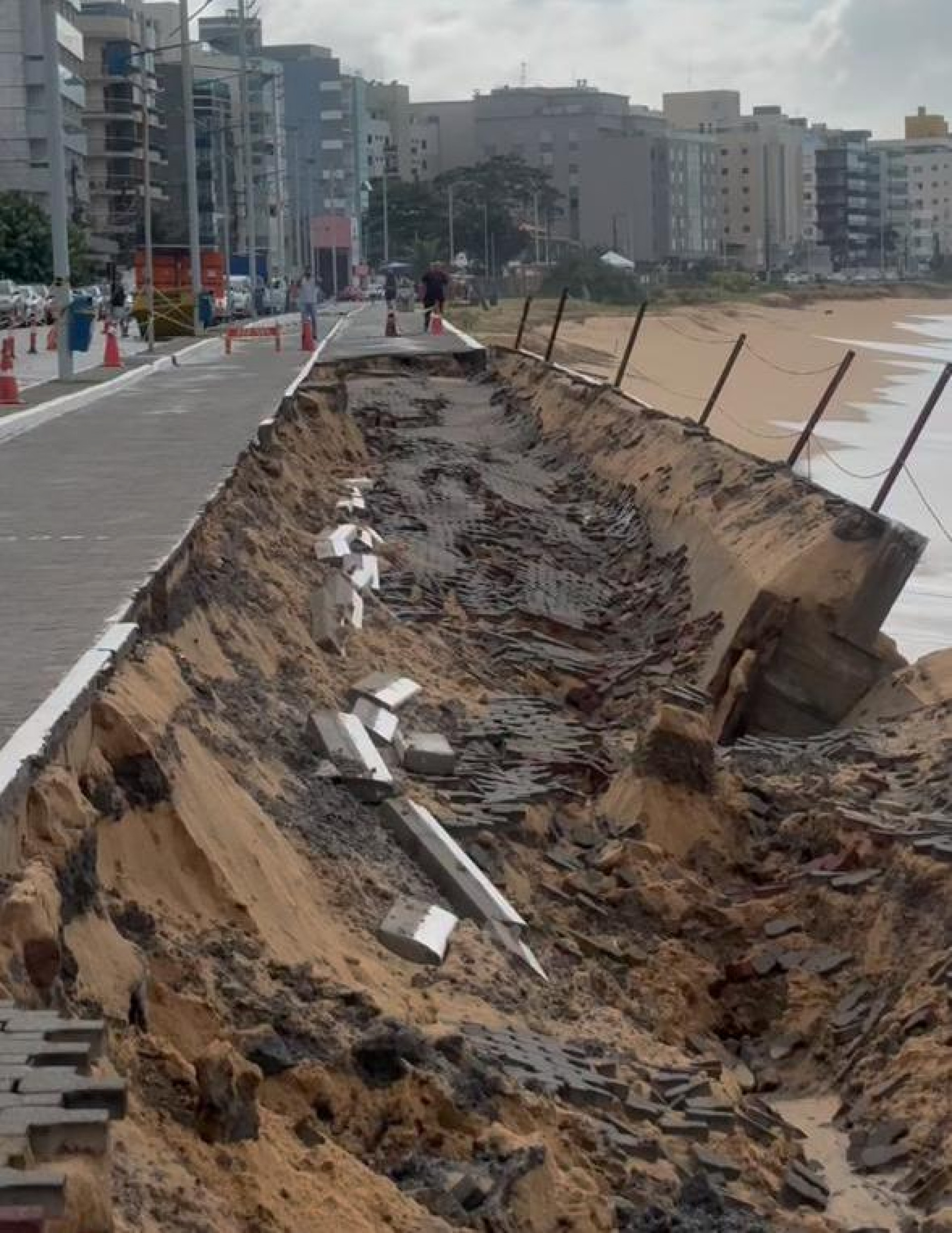 Equipes municipais estiveram na Praia Campista para avaliar os danos provocados pela ressaca e reforçar a segurança no local