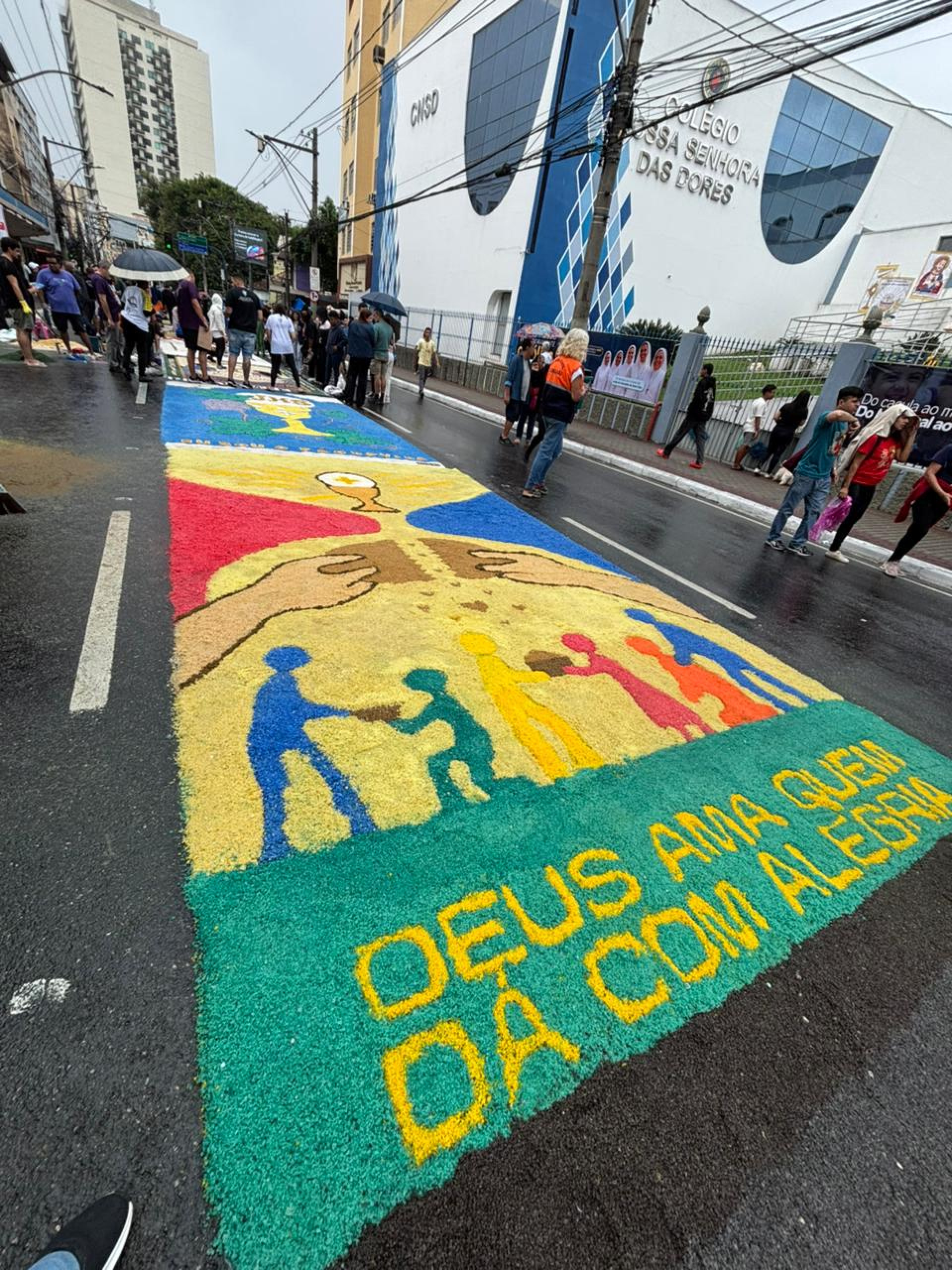 Foram usados 50 toneladas de sal e 200 sacos de serragem no tapete de São Gonçalo - Divulgação/ Pascom Paróquia N. S. de Fátima