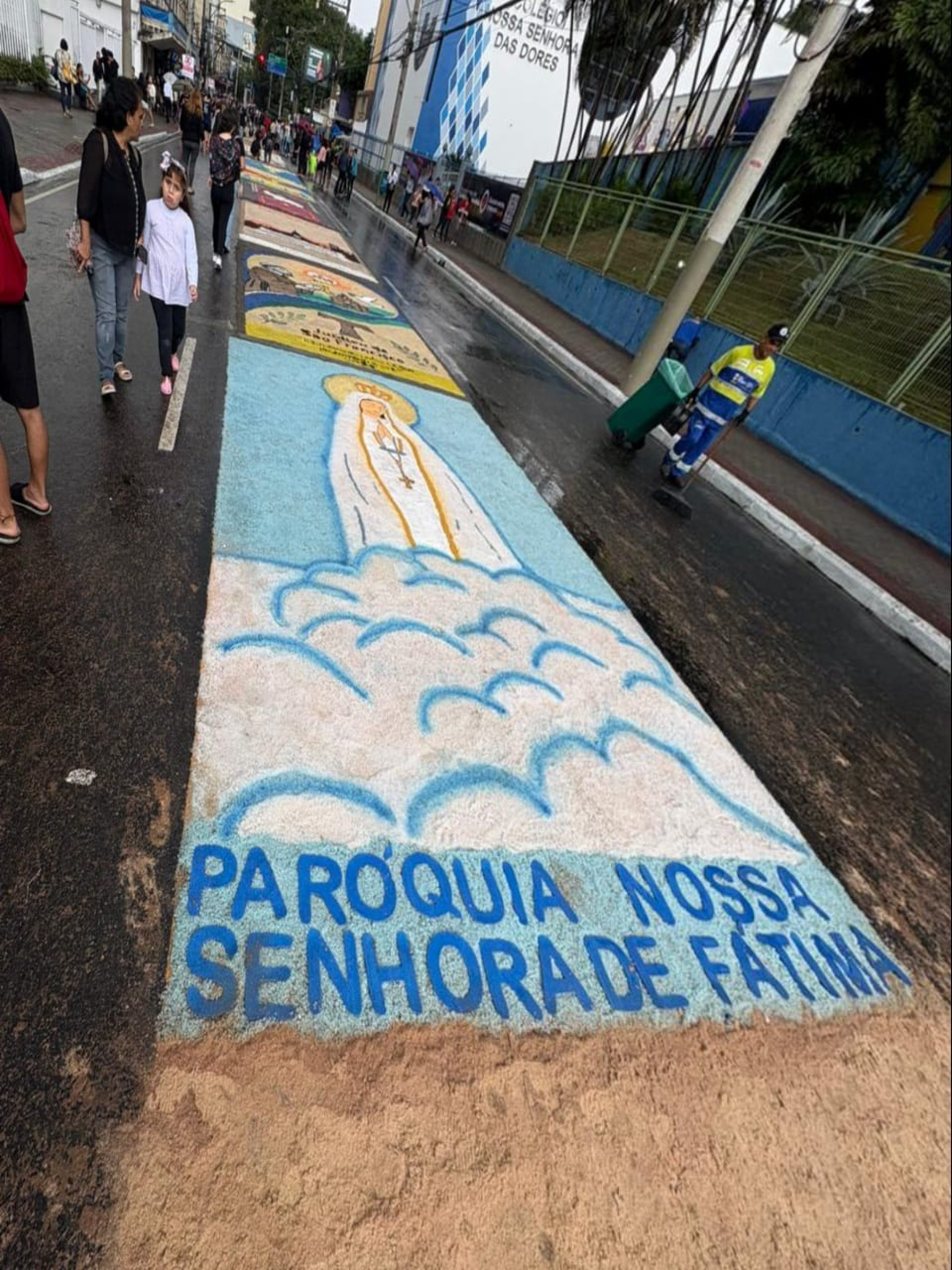 Foram usados 50 toneladas de sal e 200 sacos de serragem no tapete de São Gonçalo - Divulgação/ Pascom Paróquia N. S. de Fátima