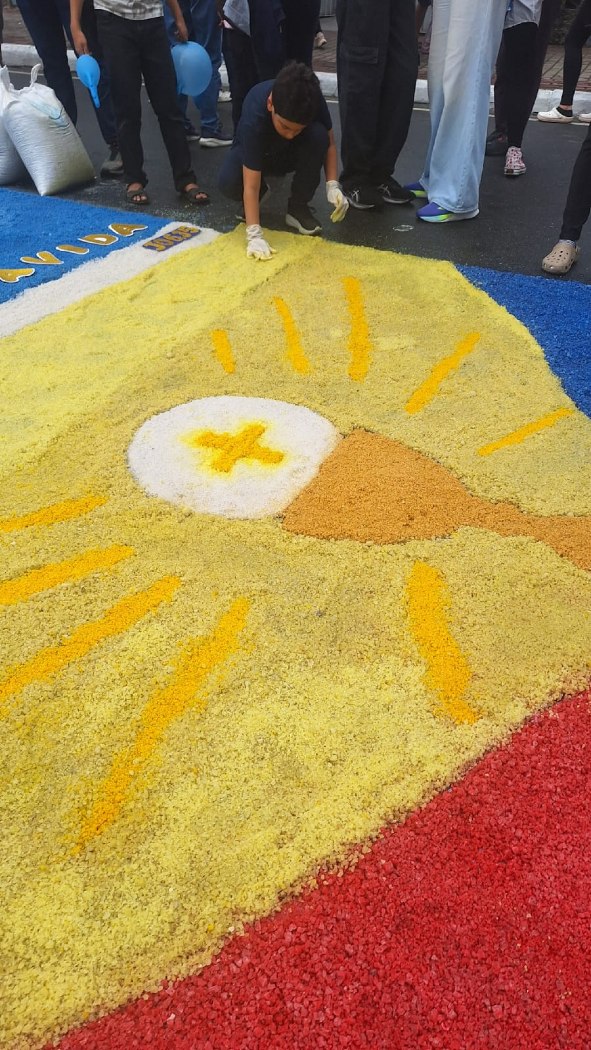 236 painéis de 5,50 de altura x 3 de largura foram criados por voluntários de São Gonçalo - Divulgação/ Pascom Paróquia N. S. de Fátima