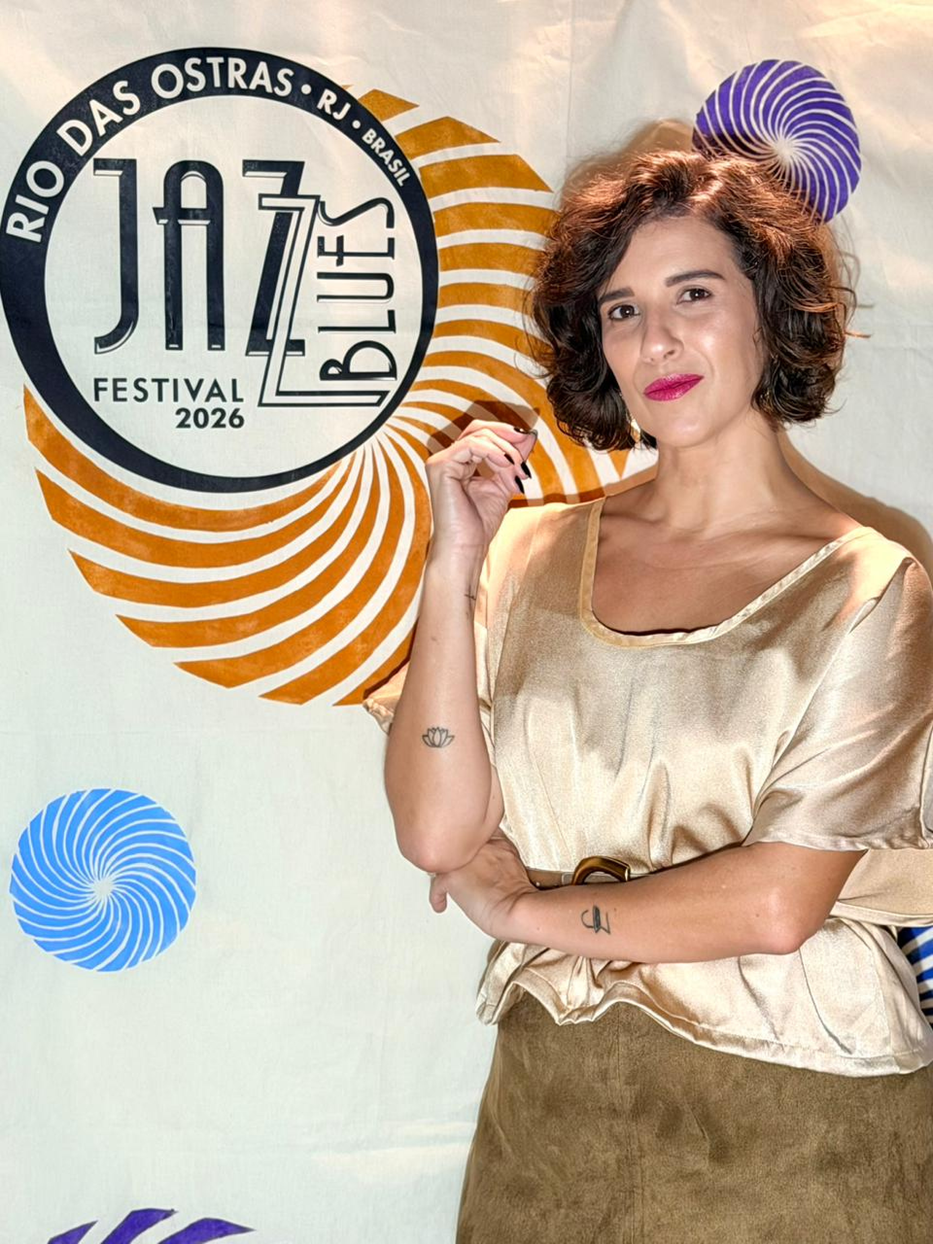 Obras de Monique Poubel passam a integrar diferentes espaços do Rio das Ostras Jazz & Blues Festival e reforçam a identidade cultural do município