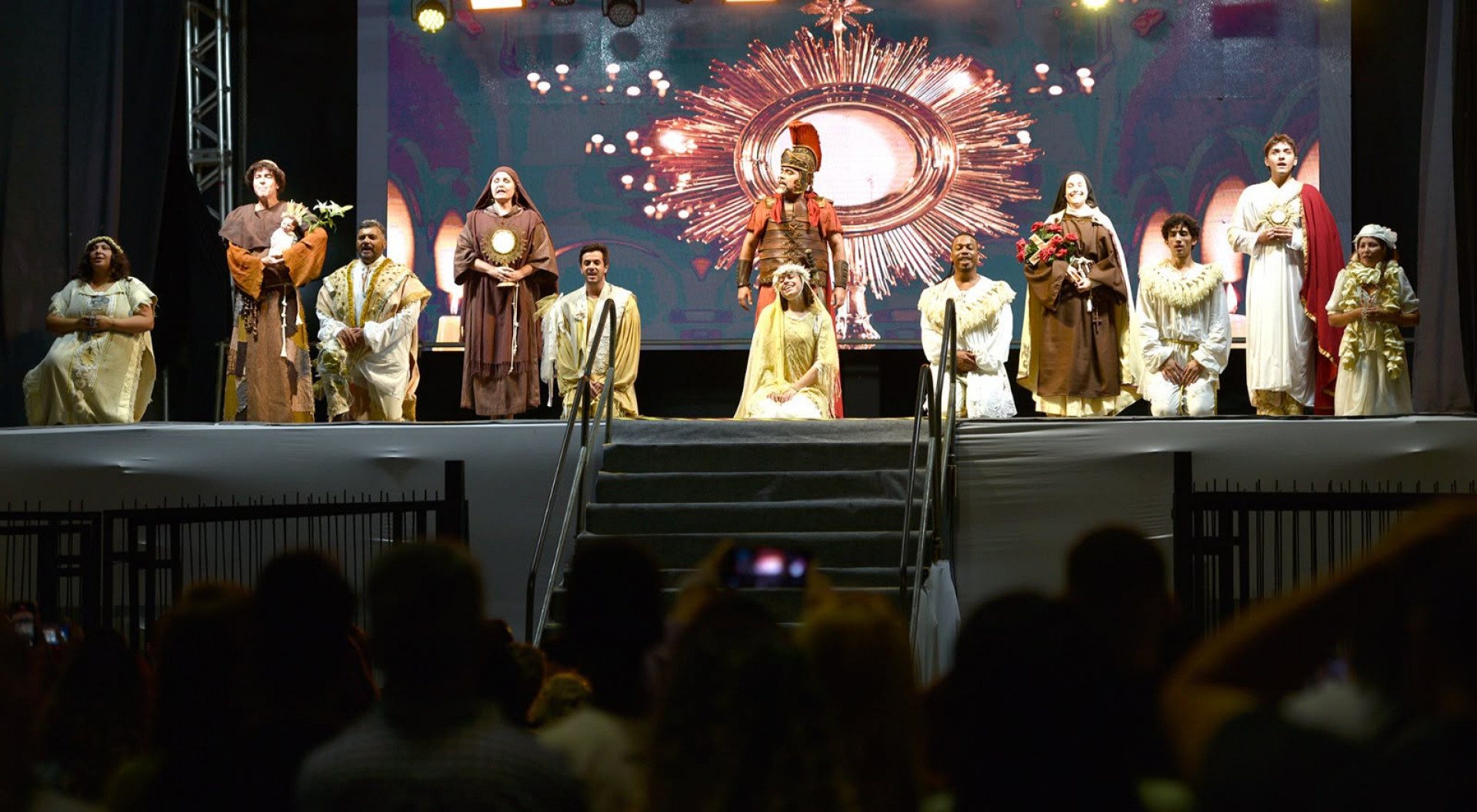 Auto de Corpus Christi 2026 contou com a participa&ccedil;&atilde;o de 15 artistas, entre atores, cantores e bailarinos