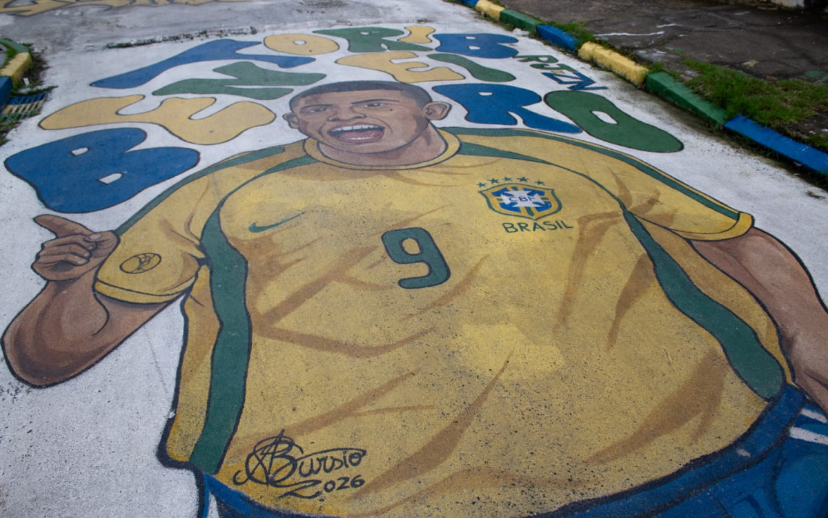 Praça em Bento Ribeiro também recebeu decoração para Copa - Érica Martins/Agência O DIA