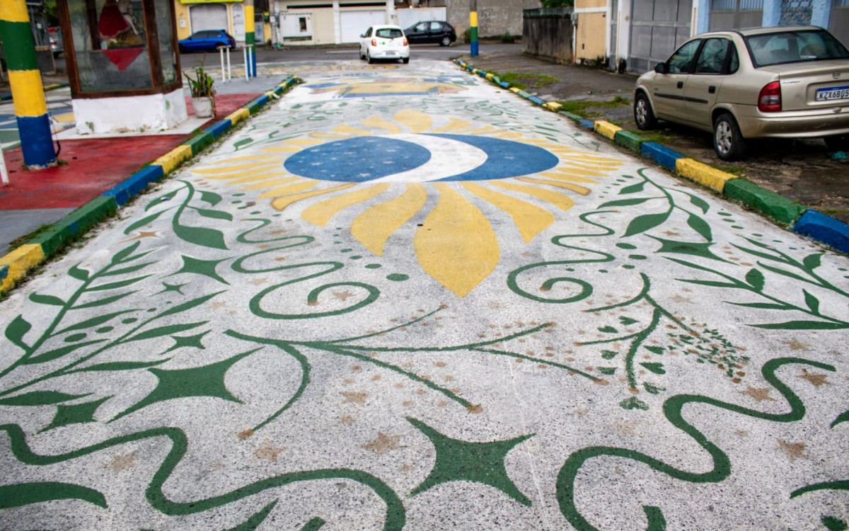 Praça em Bento Ribeiro também recebeu decoração para Copa - Érica Martins/Agência O DIA