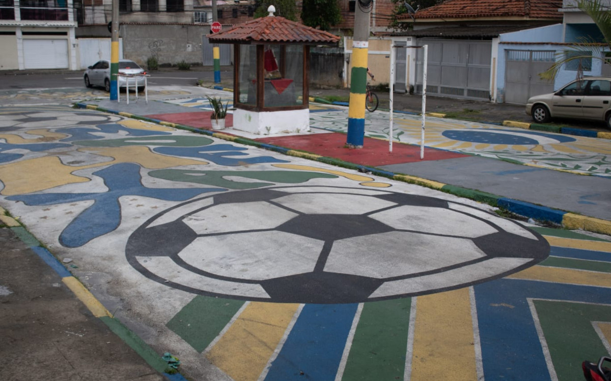 Praça em Bento Ribeiro também recebeu decoração para Copa - Érica Martins/Agência O DIA