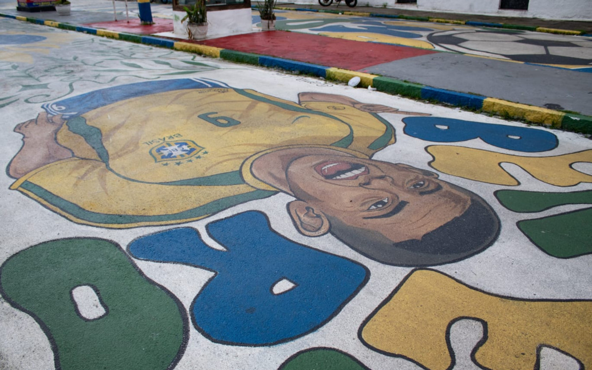 Praça em Bento Ribeiro também recebeu decoração para Copa - Érica Martins/Agência O DIA