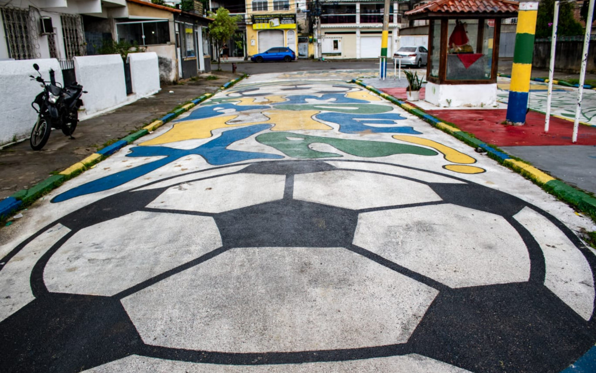 Praça em Bento Ribeiro também recebeu decoração para Copa - Érica Martins/Agência O DIA