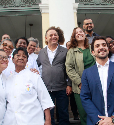 Prefeito participa de missa de Corpus Christi em frente à Câmara Municipal