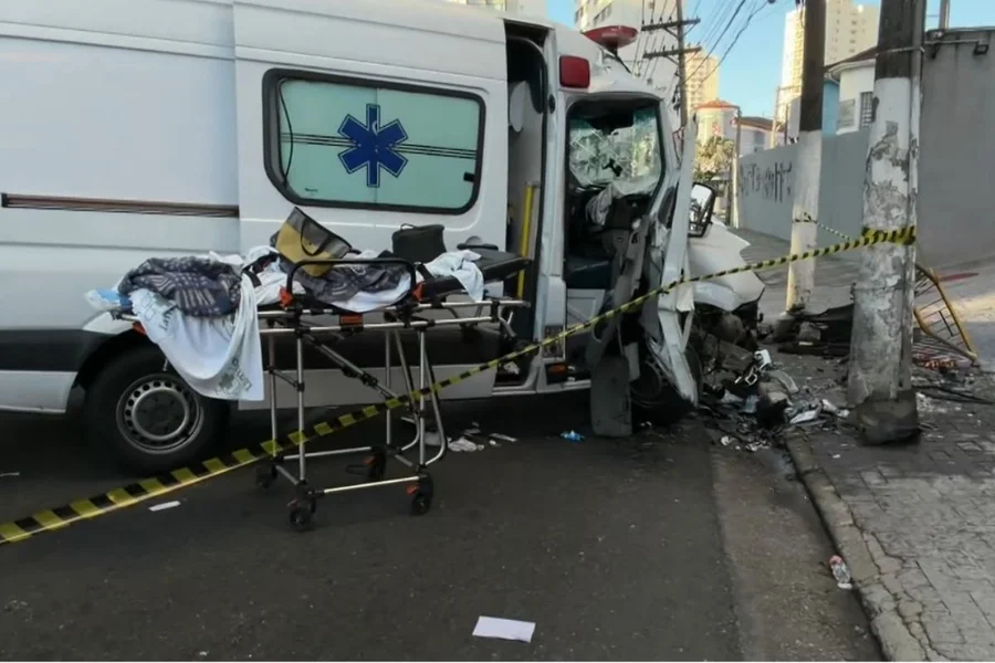 Idosa morre após ambulância bater em poste na Zona Leste de São Paulo