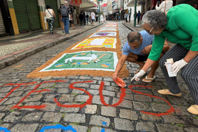 Celebração de Corpus Christi emociona fiéis no Centro de Angra