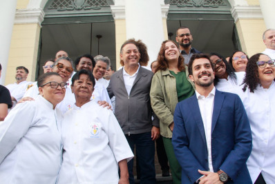 Prefeito participa de missa de Corpus Christi em frente à Câmara Municipal