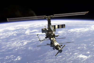 Astronautas são retirados da Estação Espacial Internacional durante reparos