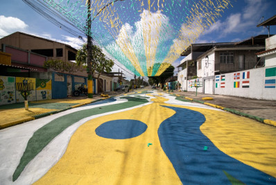 Moradores de Vicente de Carvalho decoram rua para a Copa do Mundo