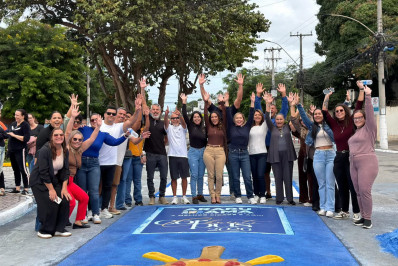 Daniela Soares acompanha montagem dos tapetes de sal e reforça tradição que projeta Araruama no turismo religioso
