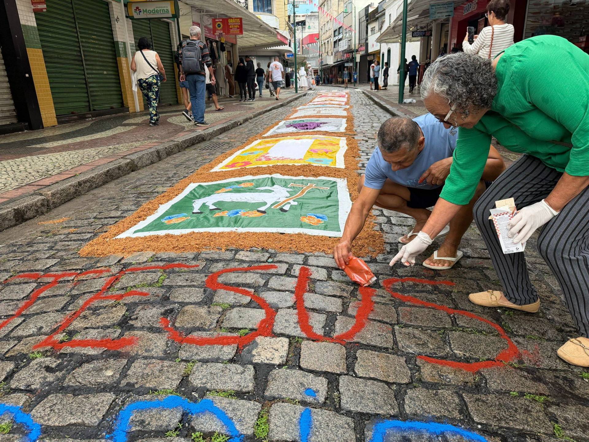 Celebração de Corpus Christi emociona fiéis no Centro de Angra