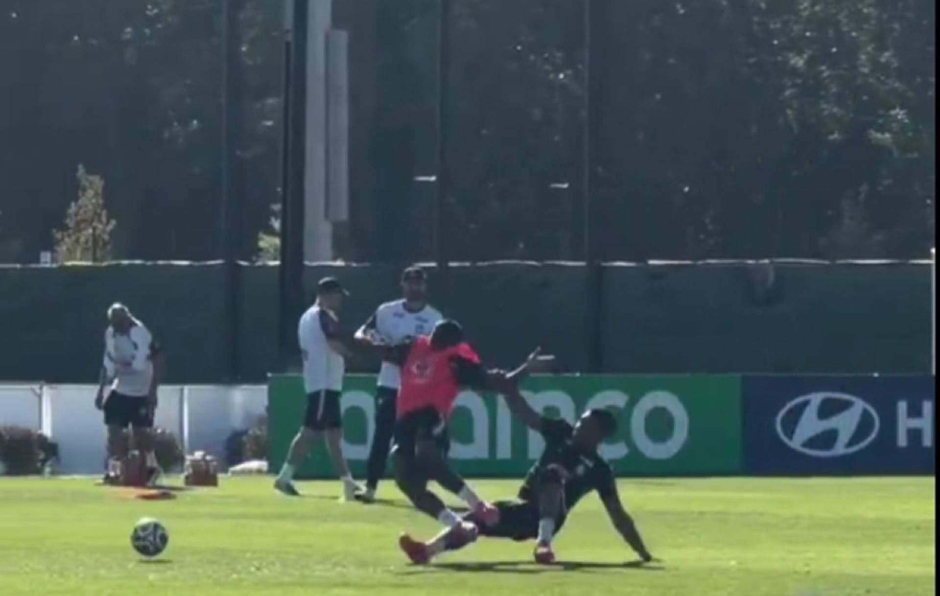 Endrick e Casemiro entram juntos no &uacute;ltimo treino antes de amistoso da Sele&ccedil;&atilde;o