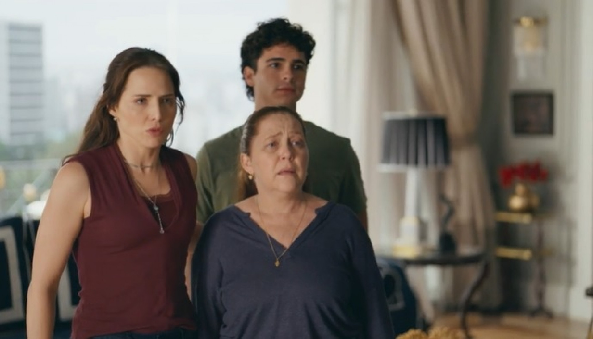 Isabela Garcia é mãe dos personagens de Leticia Colin e João Victor Gonçalves  - Reprodução de Vídeo/ Globoplay