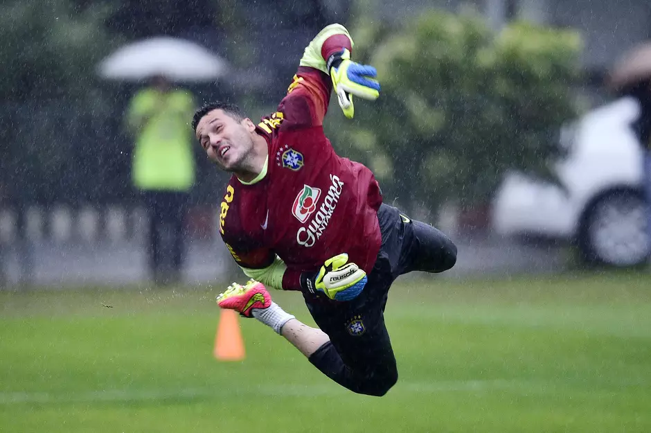 Julio Cesar sai em defesa de Alisson e destaca confian&ccedil;a de Ancelotti no goleiro da Sele&ccedil;&atilde;o