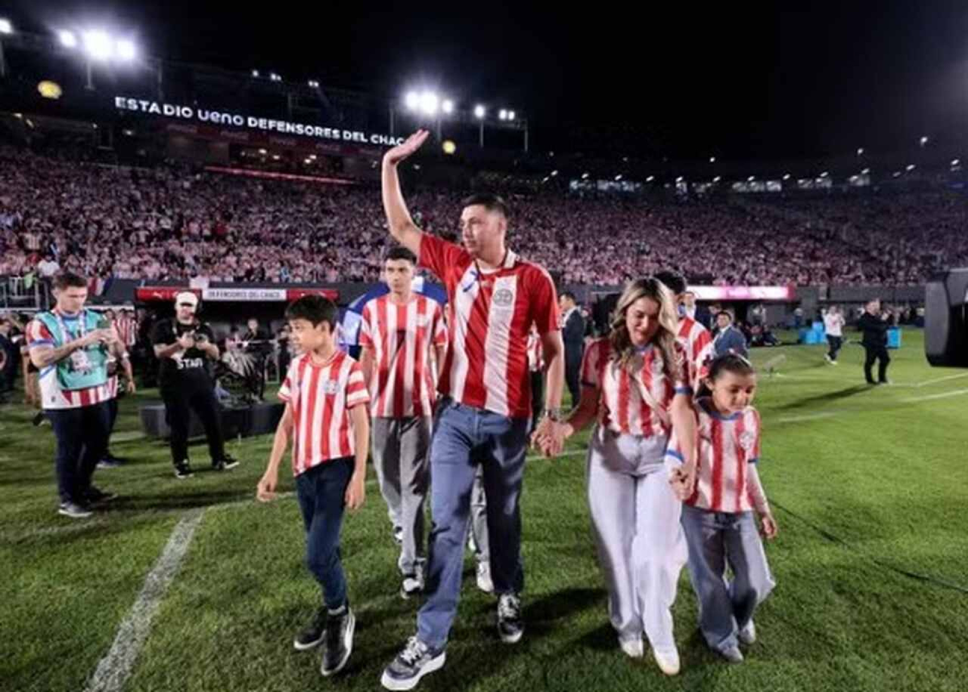 Em despedida de &iacute;dolo e da torcida, Paraguai goleia Nicar&aacute;gua antes da Copa