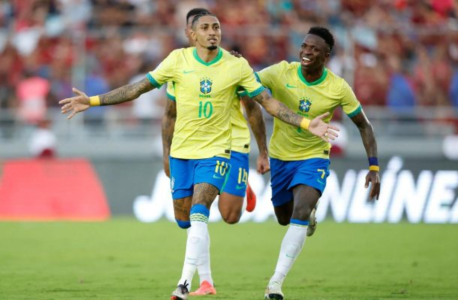 Amarelinha nas m&atilde;os dos deuses do futebol