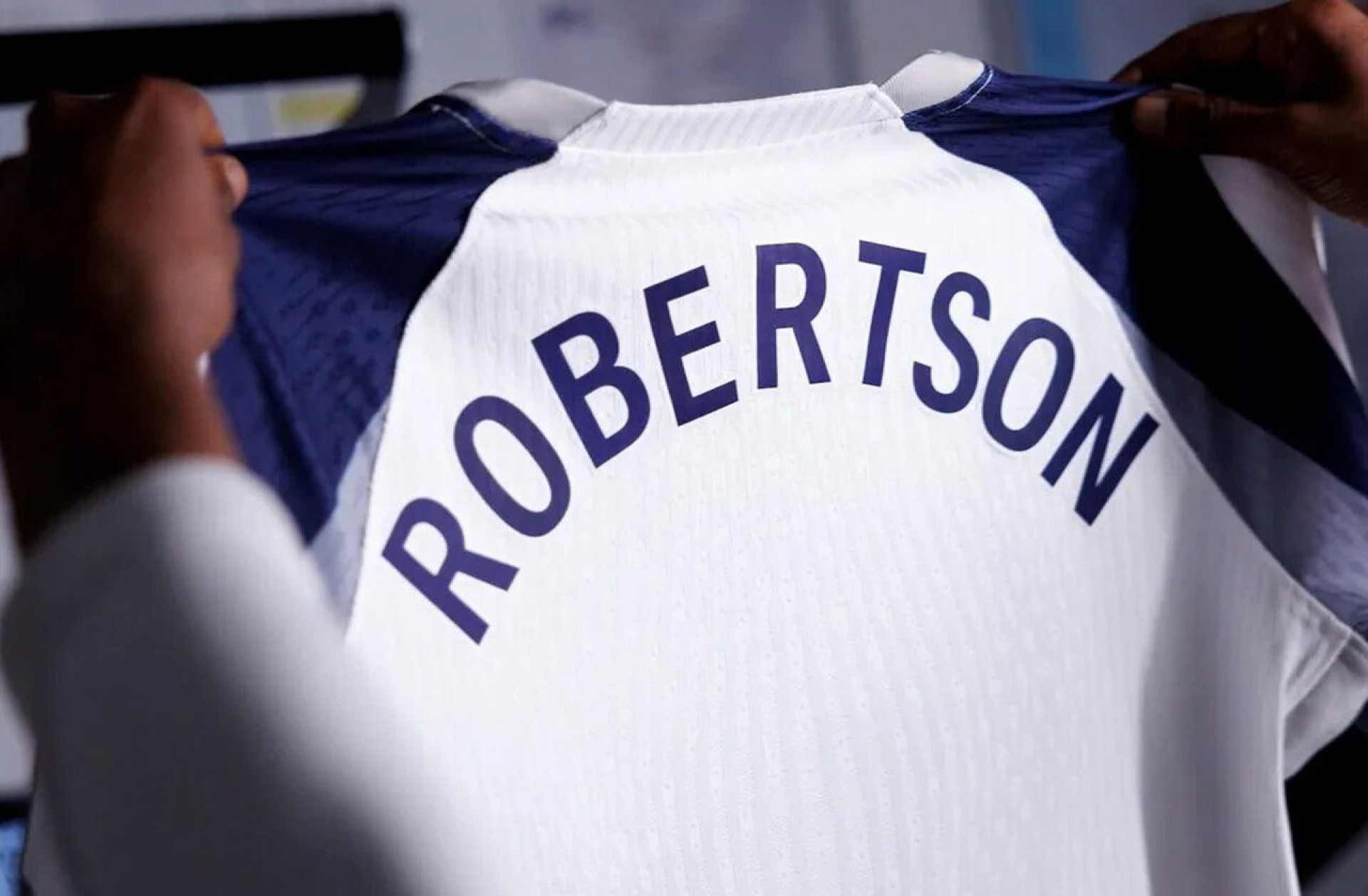 Tottenham anuncia Robertson, ex-Liverpool, para a pr&oacute;xima temporada