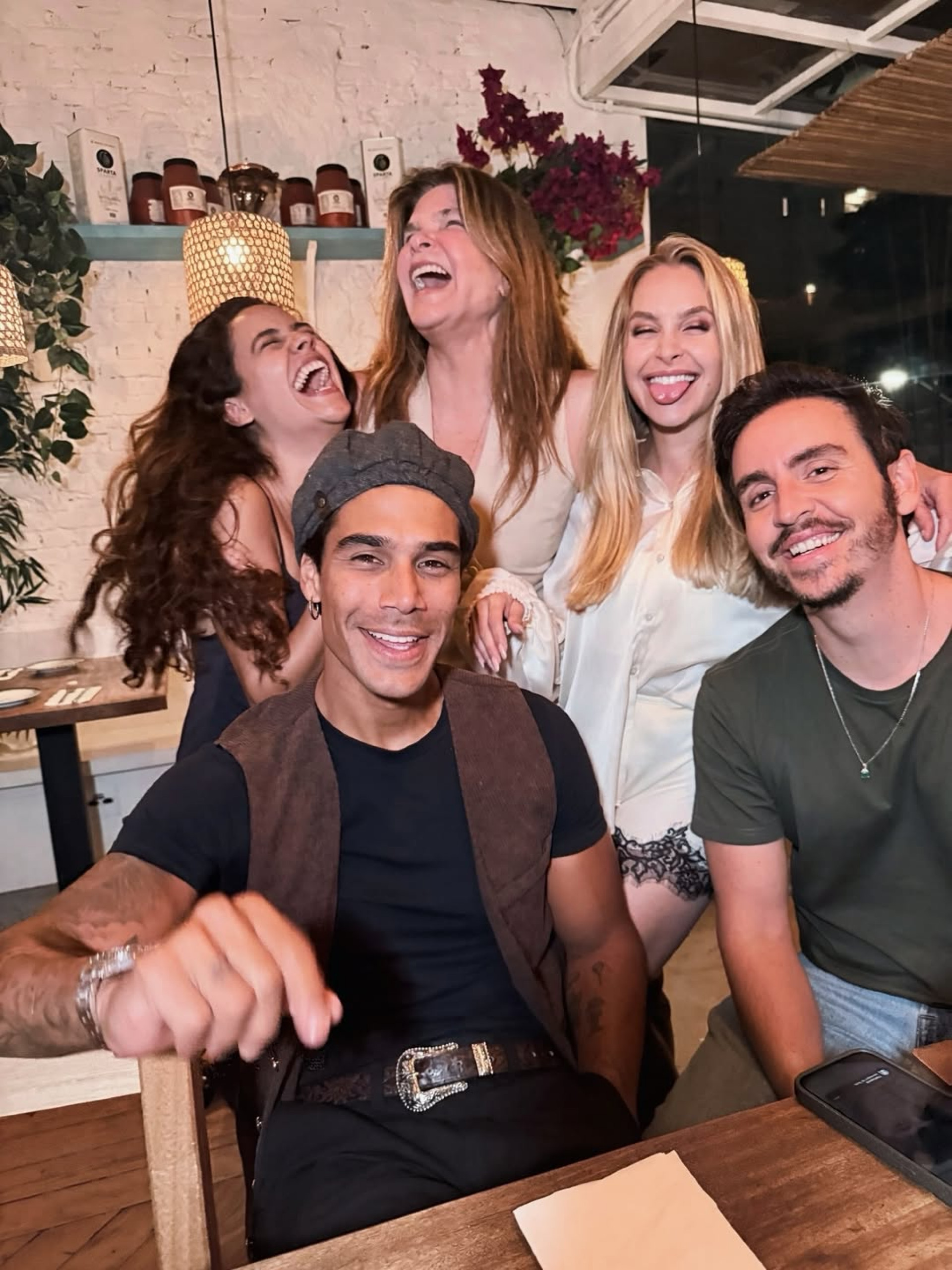 Carla Diaz posou com parte do elenco da novela vertical  - Reprodução/Instagram 