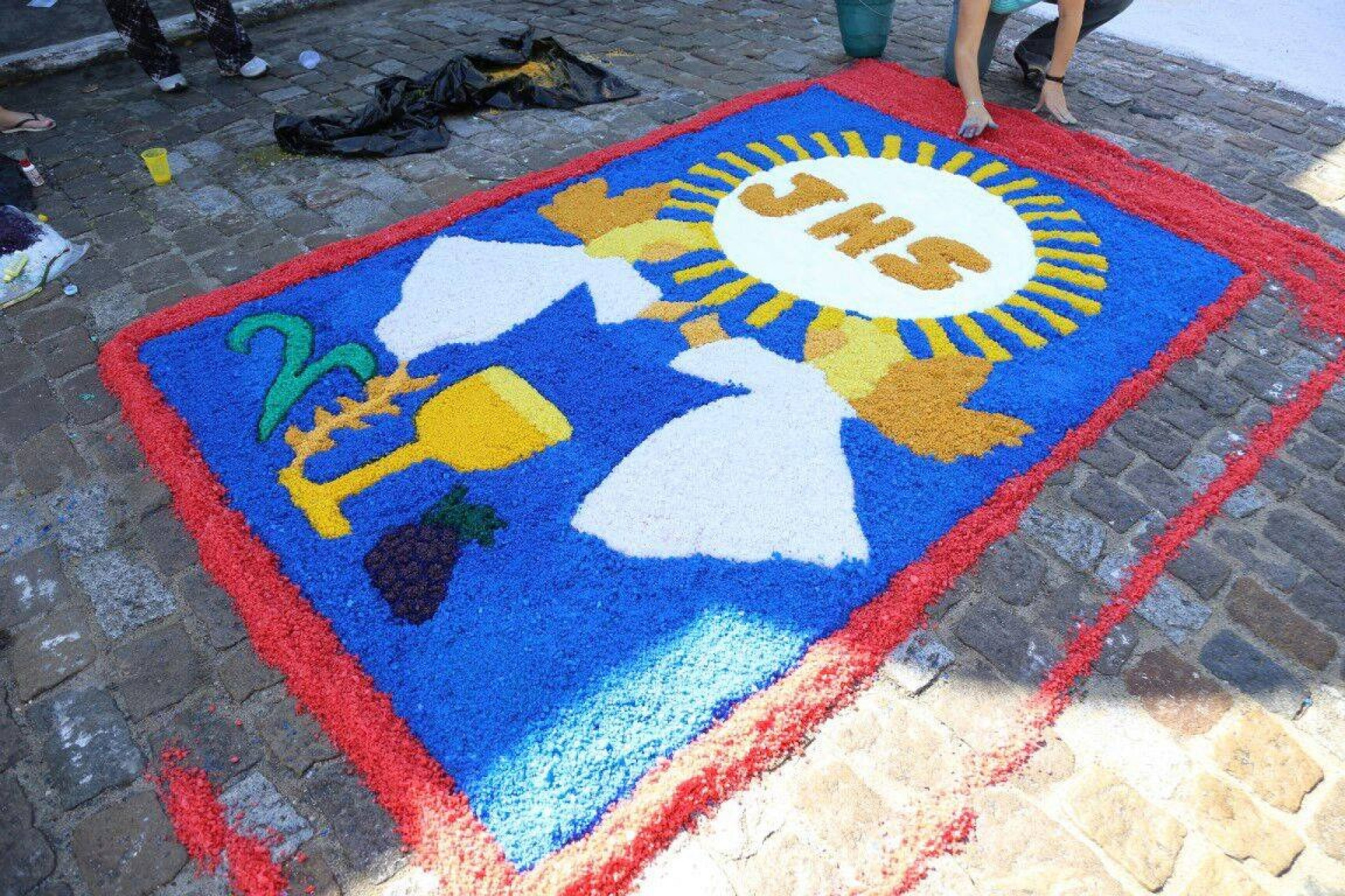 Tradição dos tapetes de sal mantém viva a fé e a cultura em Saquarema no feriado de Corpus Christi