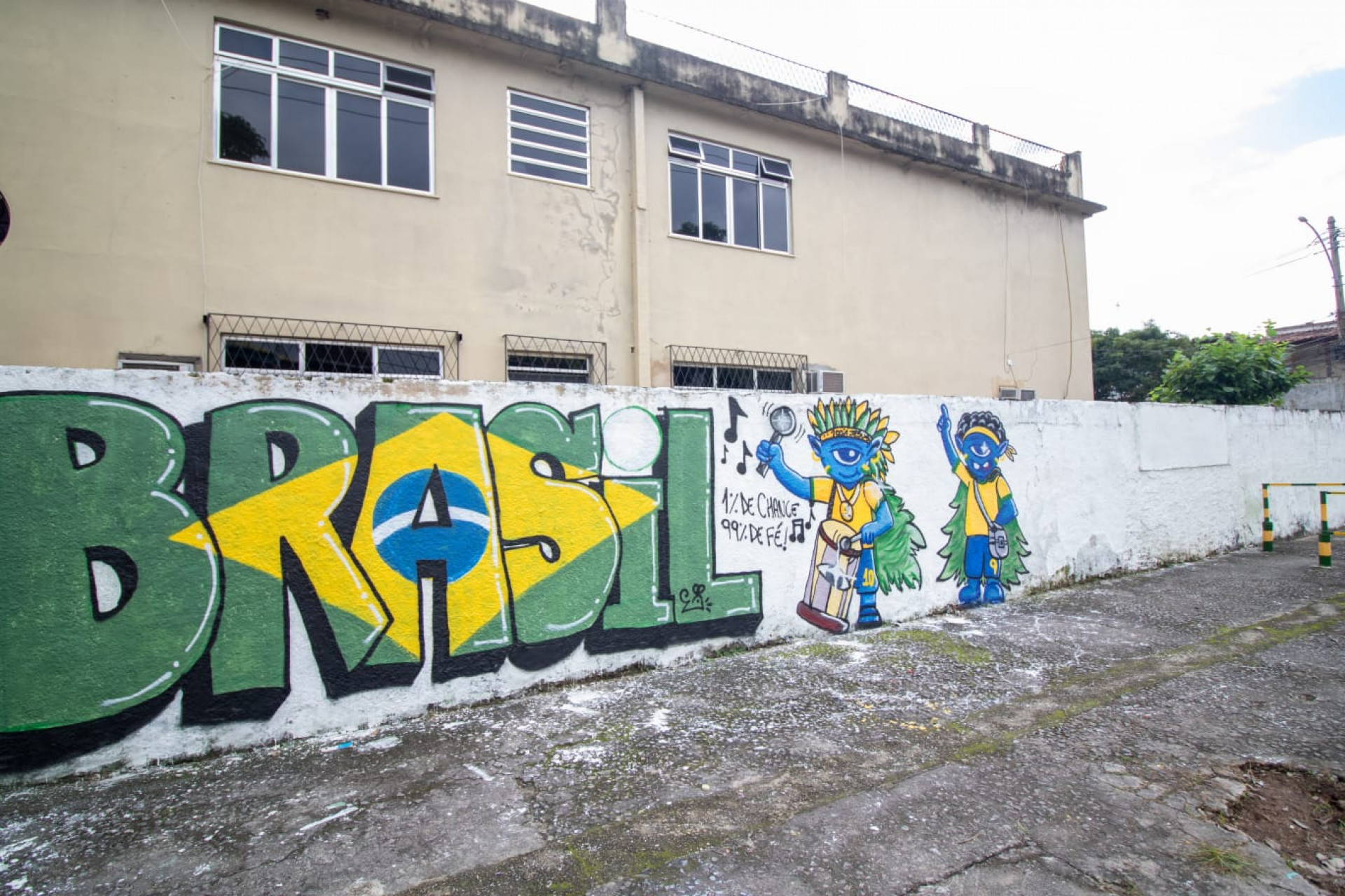 Rua Taturana, em Vicente de Carvalho, recebe pinturas para a Copa do Mundo - Érica Martins/Agência O DIA