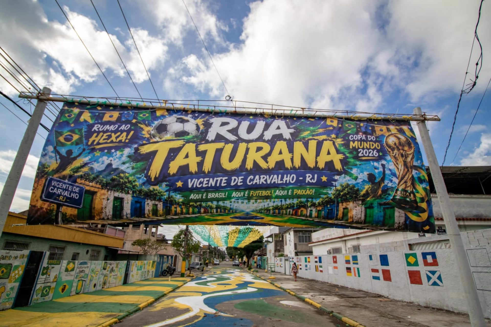 Rua Taturana, em Vicente de Carvalho, recebe pinturas para a Copa do Mundo - Érica Martins/Agência O DIA