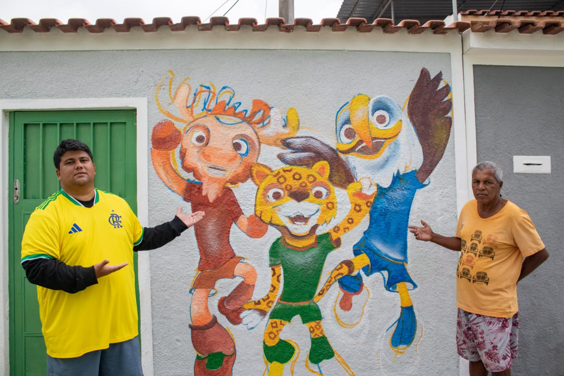 Cláudio Maravilha e Carlos Alberto Magalhães, moradores da Rua Taturana - Érica Martins/Agência O DIA