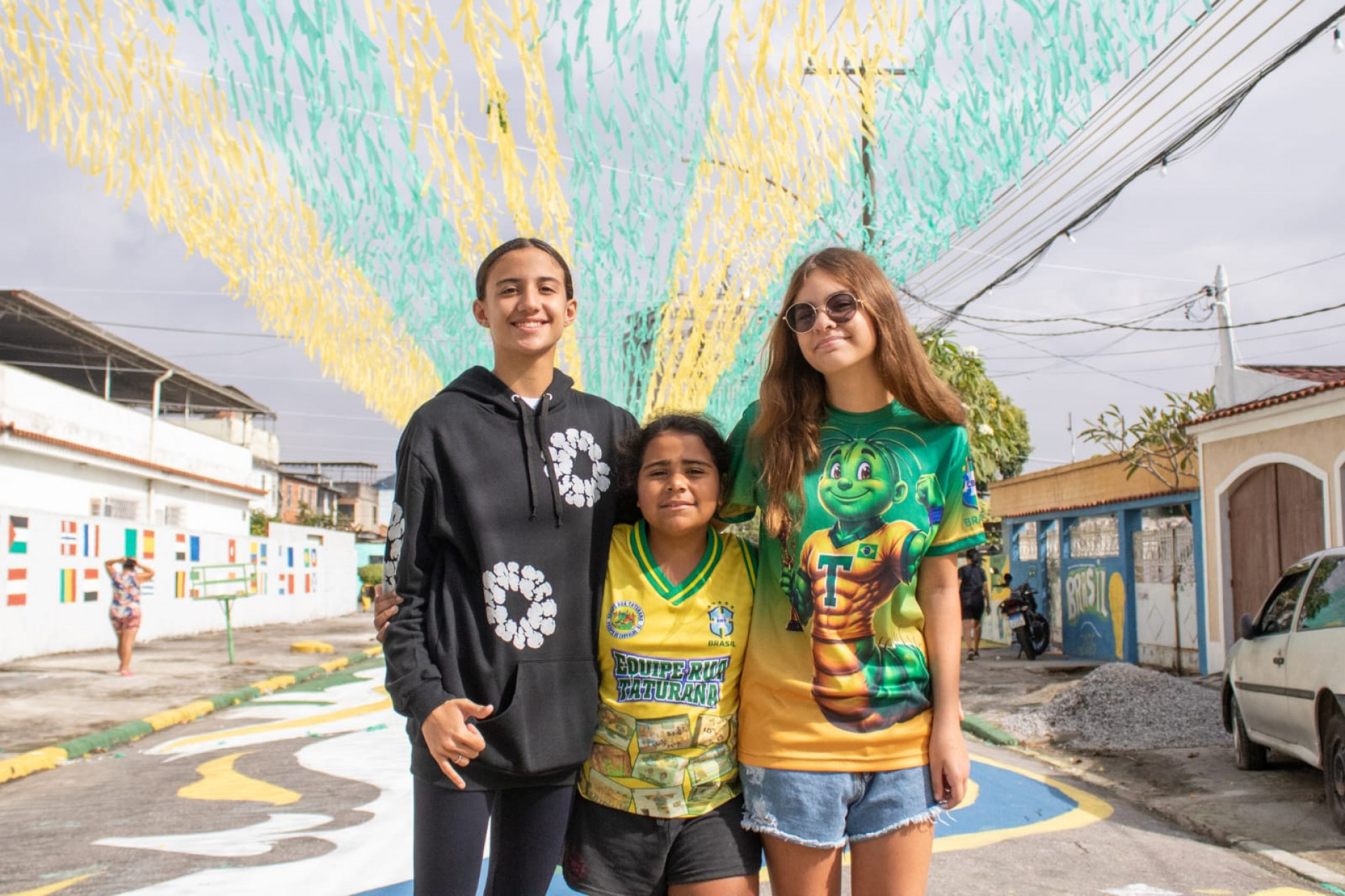 Giovana, Antônio e Luiza participaram da decoração na rua - Érica Martins/Agência O DIA