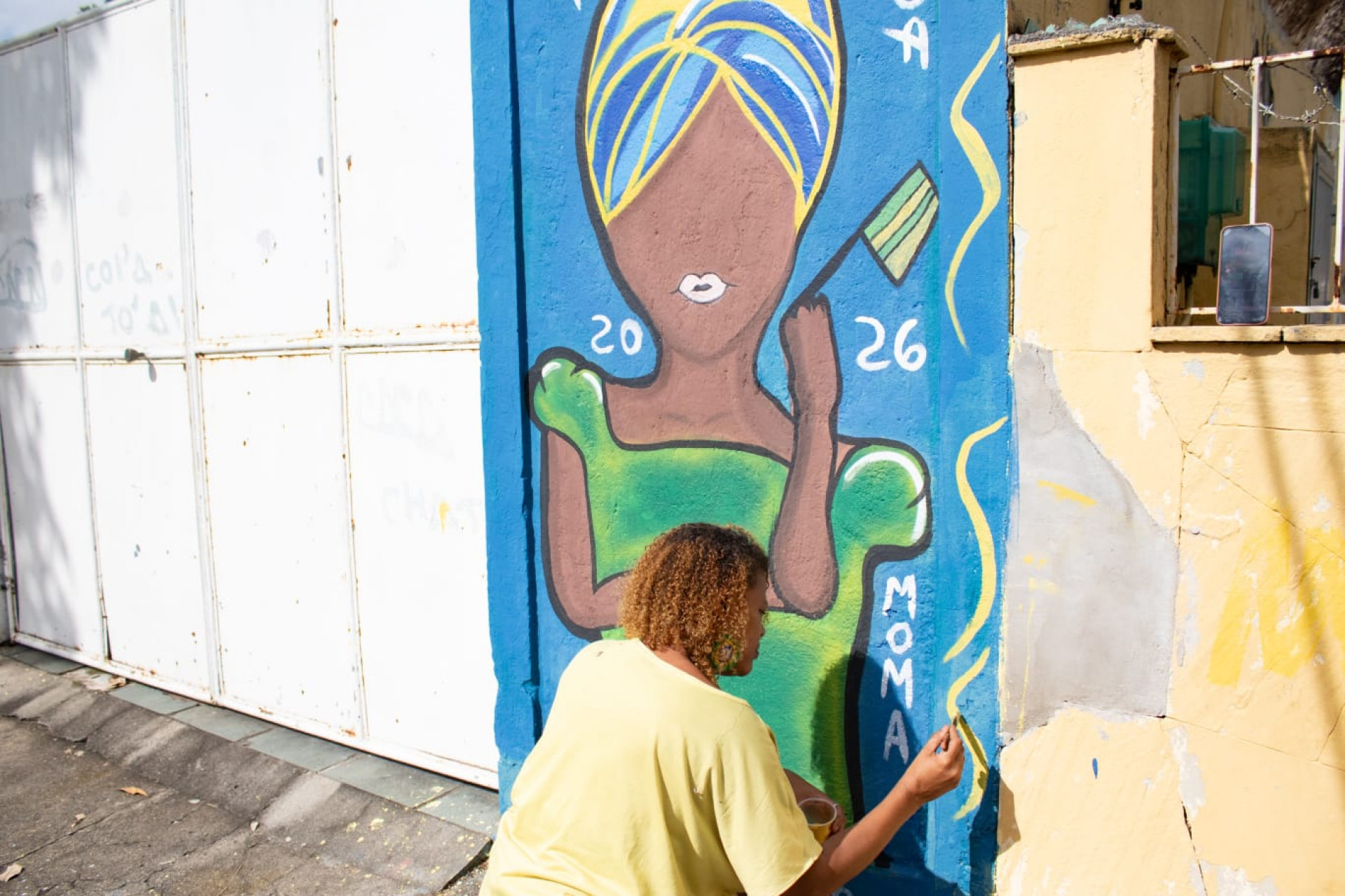 Moma, grafiteira convidada para participar da decoração - Érica Martins/Agência O DIA