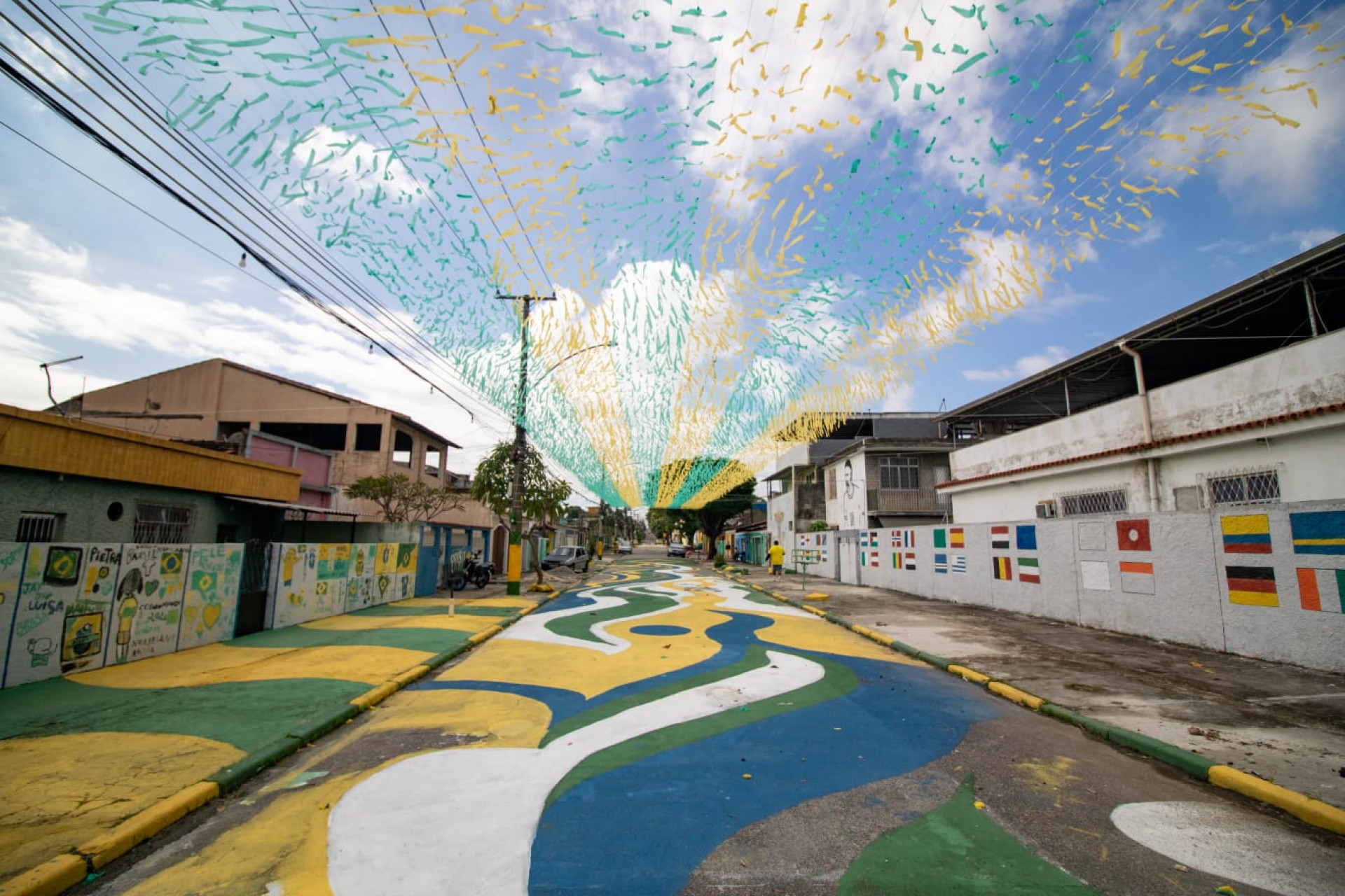 Rua Taturana, em Vicente de Carvalho, recebe pinturas para a Copa do Mundo - Érica Martins/Agência O DIA