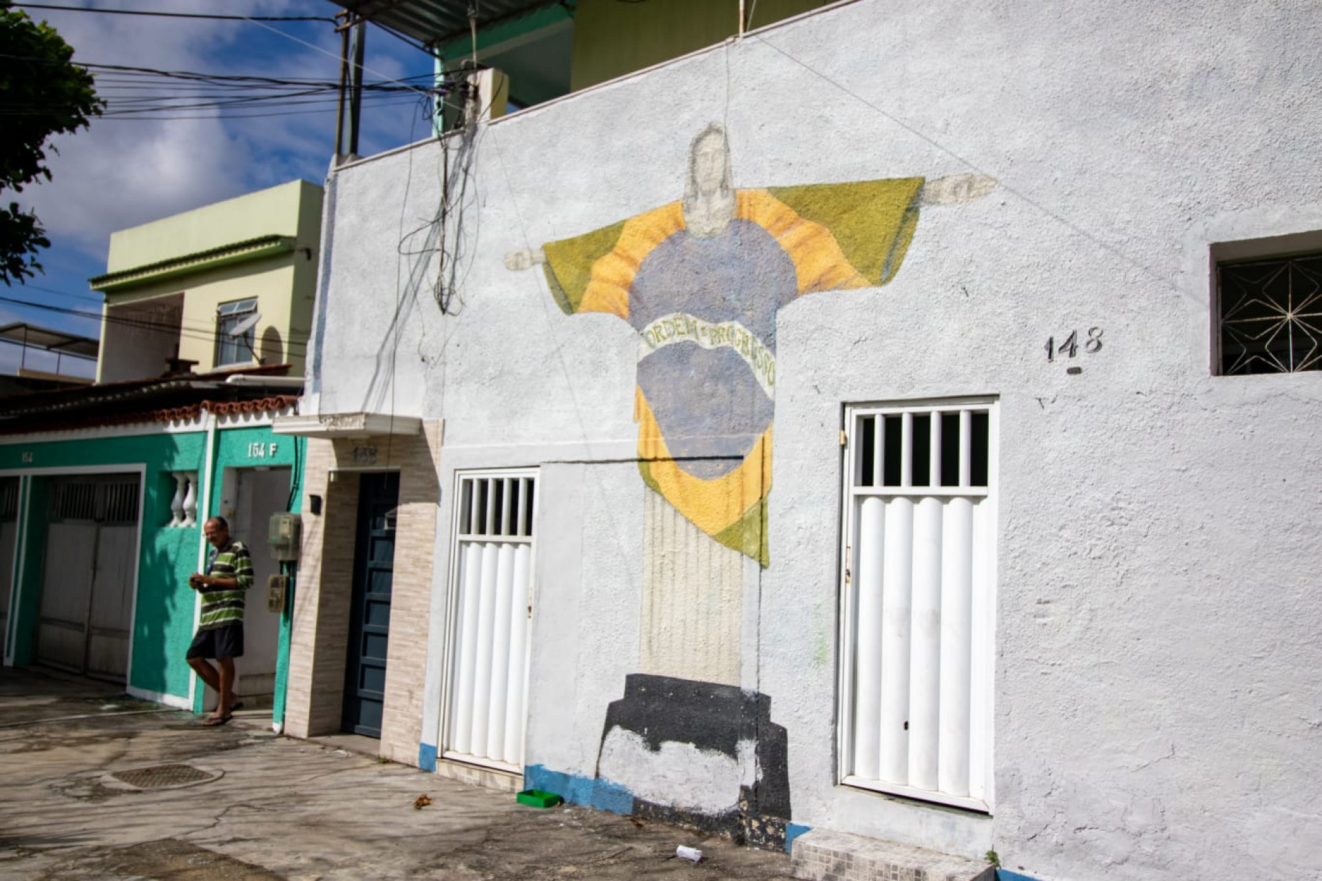 Cristo Redentor sendo finalizado em decoração na Rua Taturana - Érica Martins/Agência O DIA