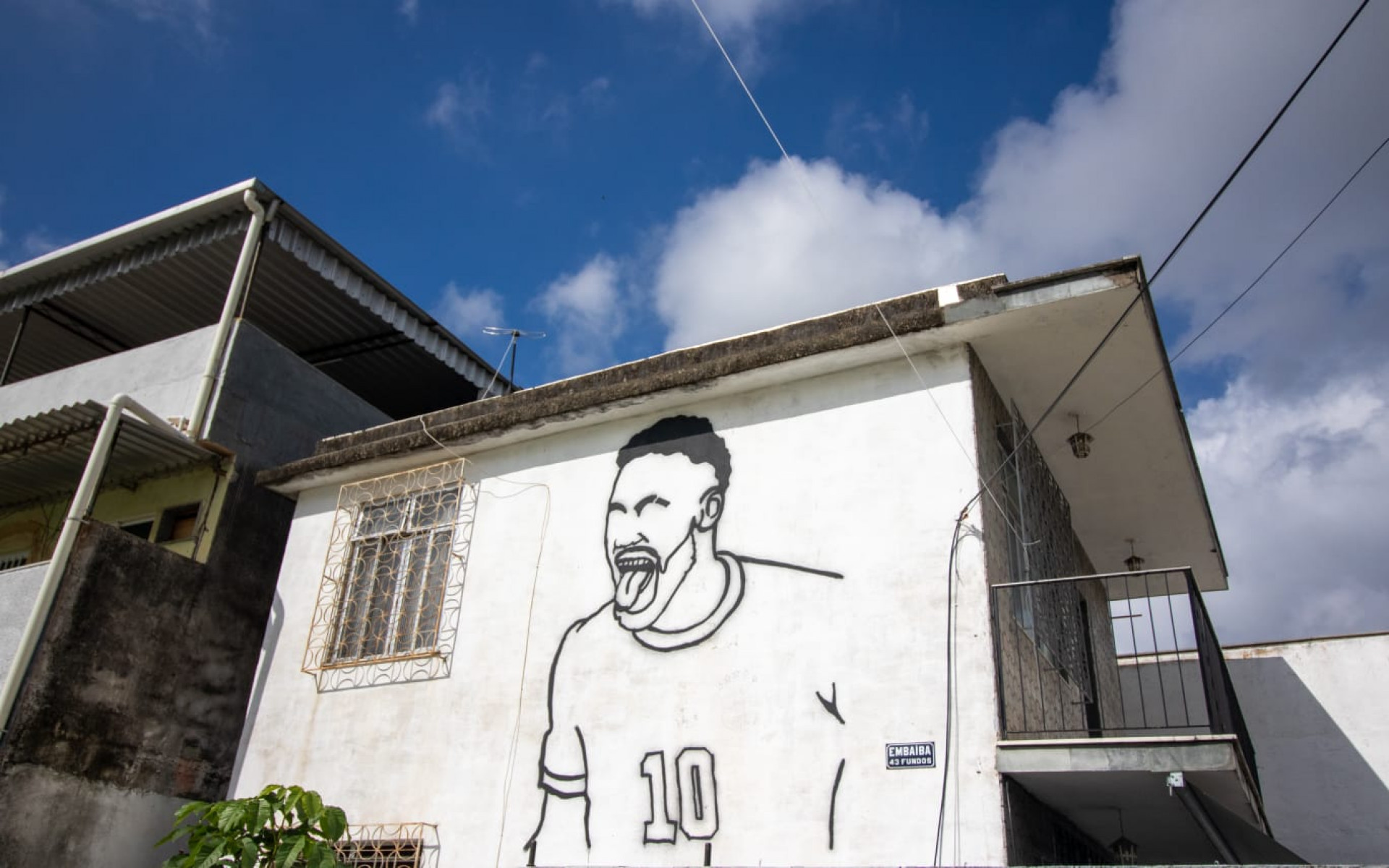 Figura do Neymar ainda será pintada por moradores da Rua Taturana - Érica Martins/Agência O DIA