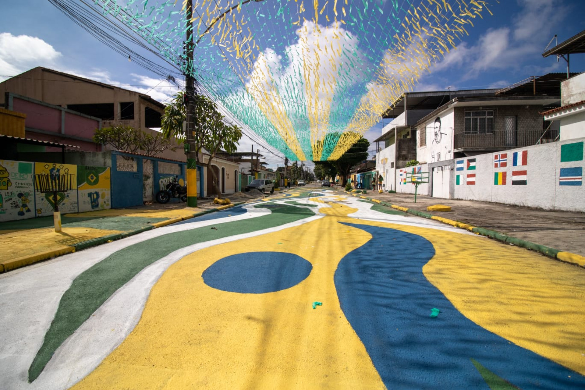 Rua Taturana, em Vicente de Carvalho, recebe pinturas para a Copa do Mundo - Érica Martins/Agência O DIA