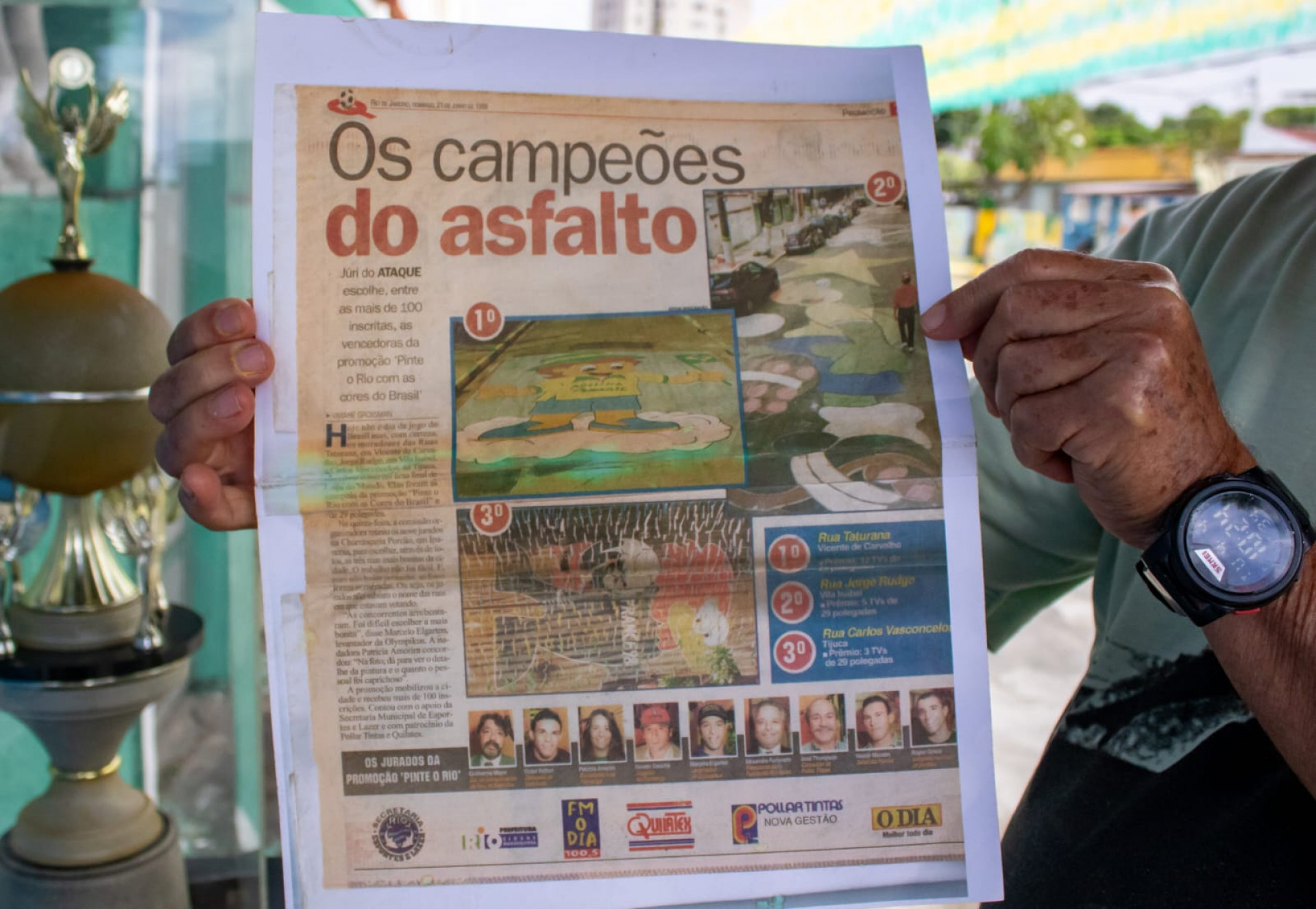 Anúncio da conquista da rua mais decorada em 1998 - Érica Martins/Agência O DIA