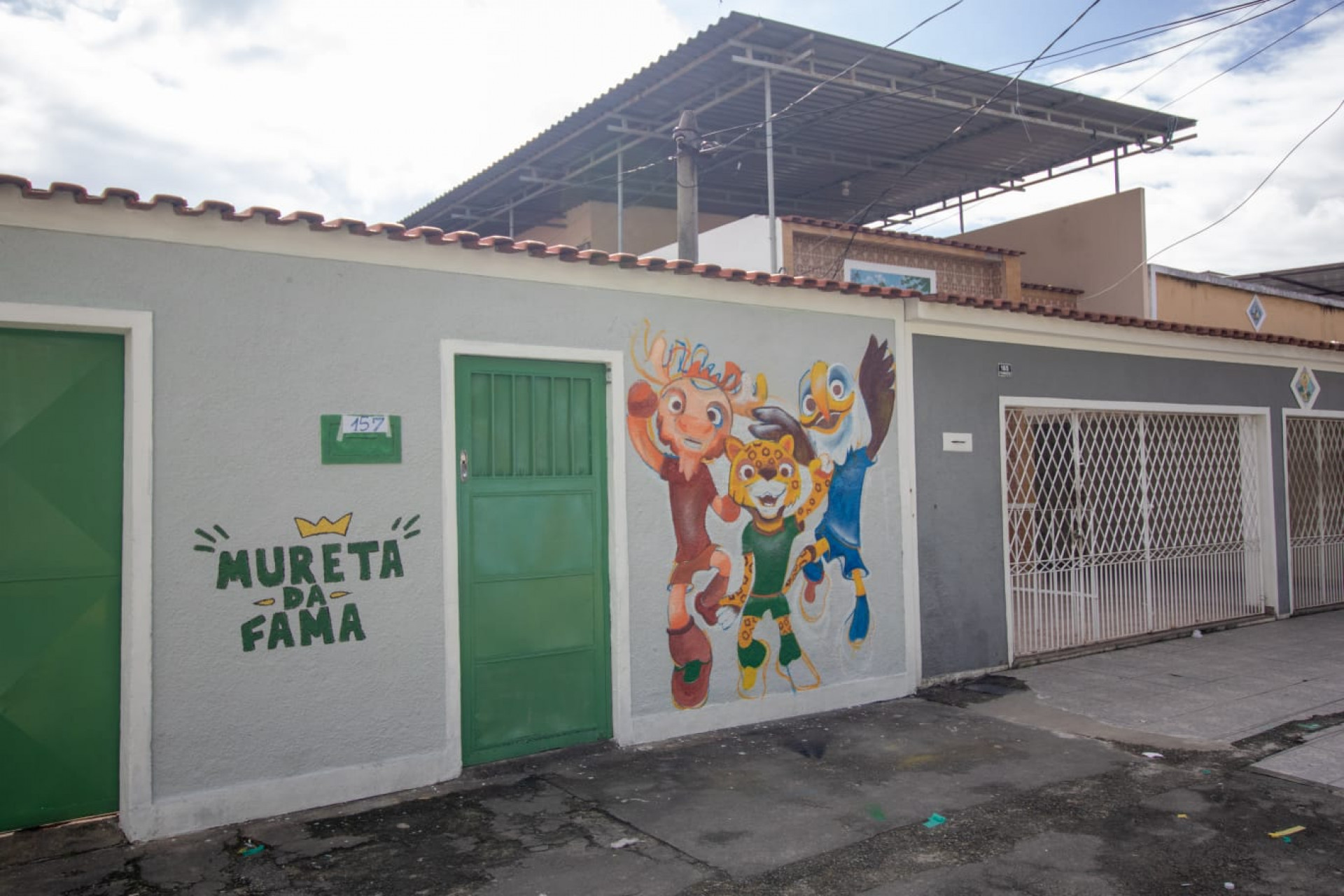 Rua Taturana, em Vicente de Carvalho, recebe pinturas para a Copa do Mundo - Érica Martins/Agência O DIA