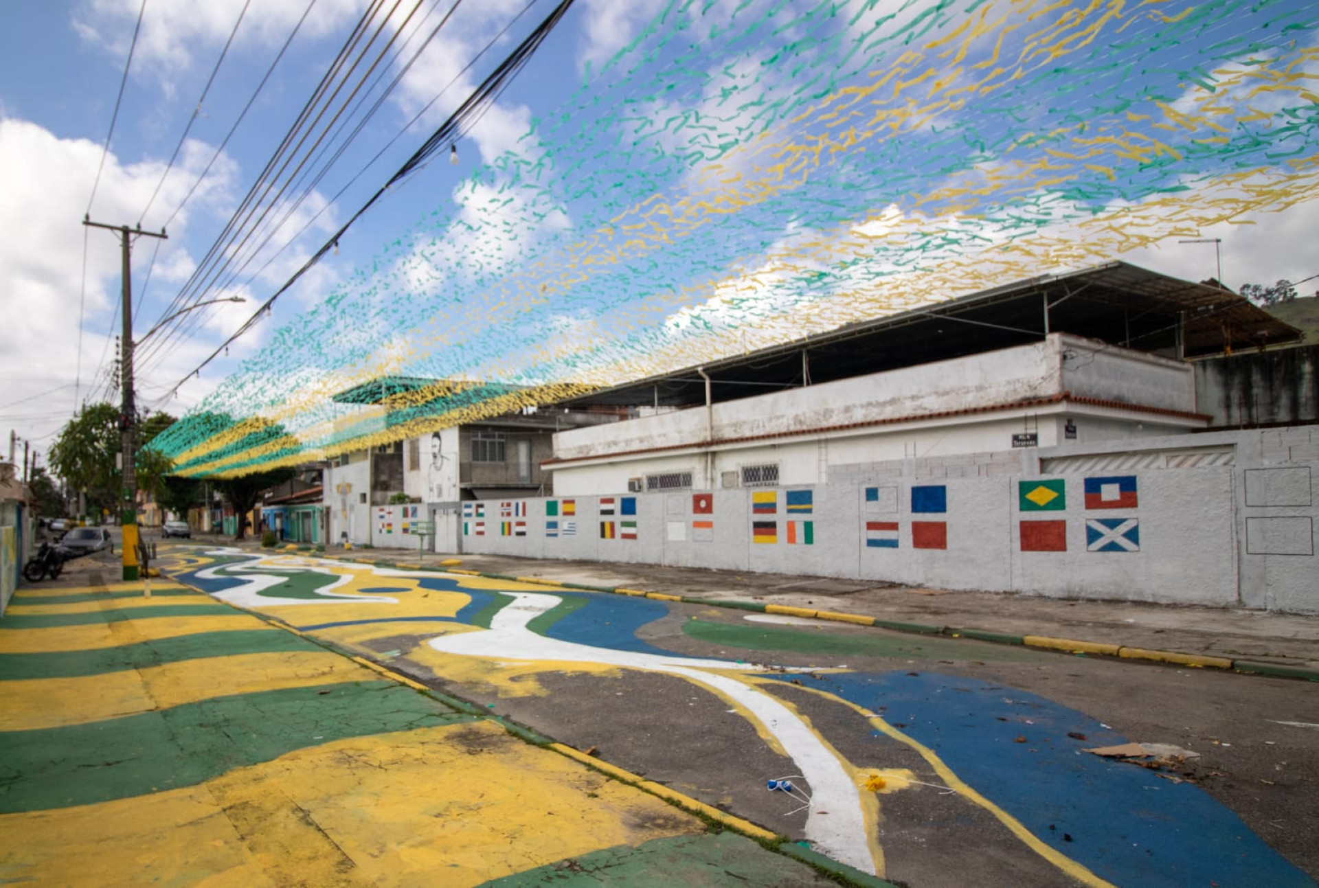 Rua Taturana, em Vicente de Carvalho, recebe pinturas para a Copa do Mundo - Érica Martins/Agência O DIA