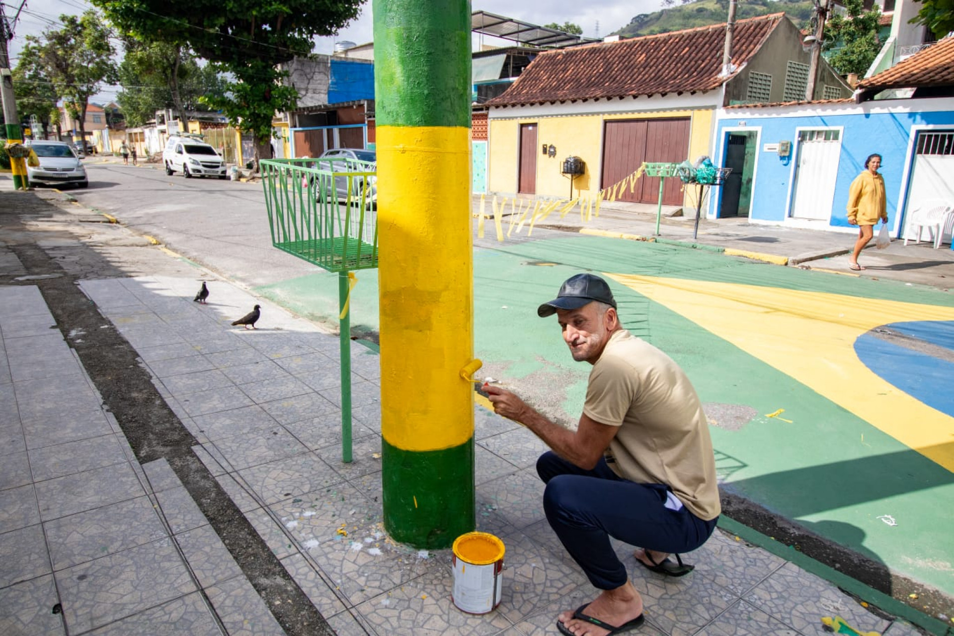 Moradores fazem pintura na Rua Taturana para Copa do Mundo - Érica Martins/Agência O DIA