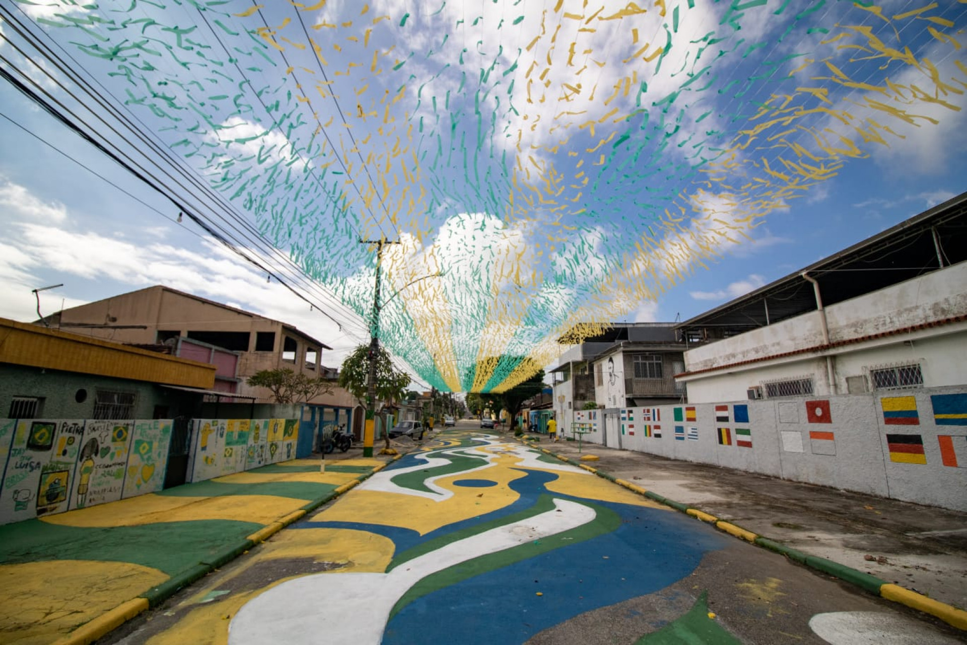 Rua Taturana, em Vicente de Carvalho, recebe pinturas para a Copa do Mundo - Érica Martins/Agência O DIA